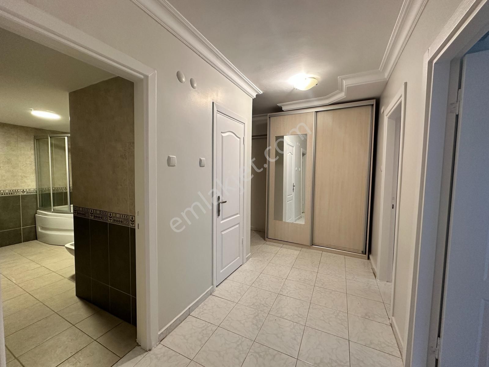 Koşuyolu Sabancı 2 Sitesi Az Katlı,güvenlikli,balkonlu 3+1 - Görsel 8