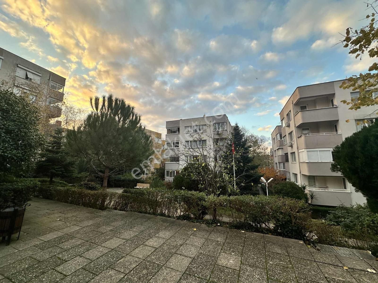 Koşuyolu Sabancı 2 Sitesi Az Katlı,güvenlikli,balkonlu 3+1 - Görsel 35
