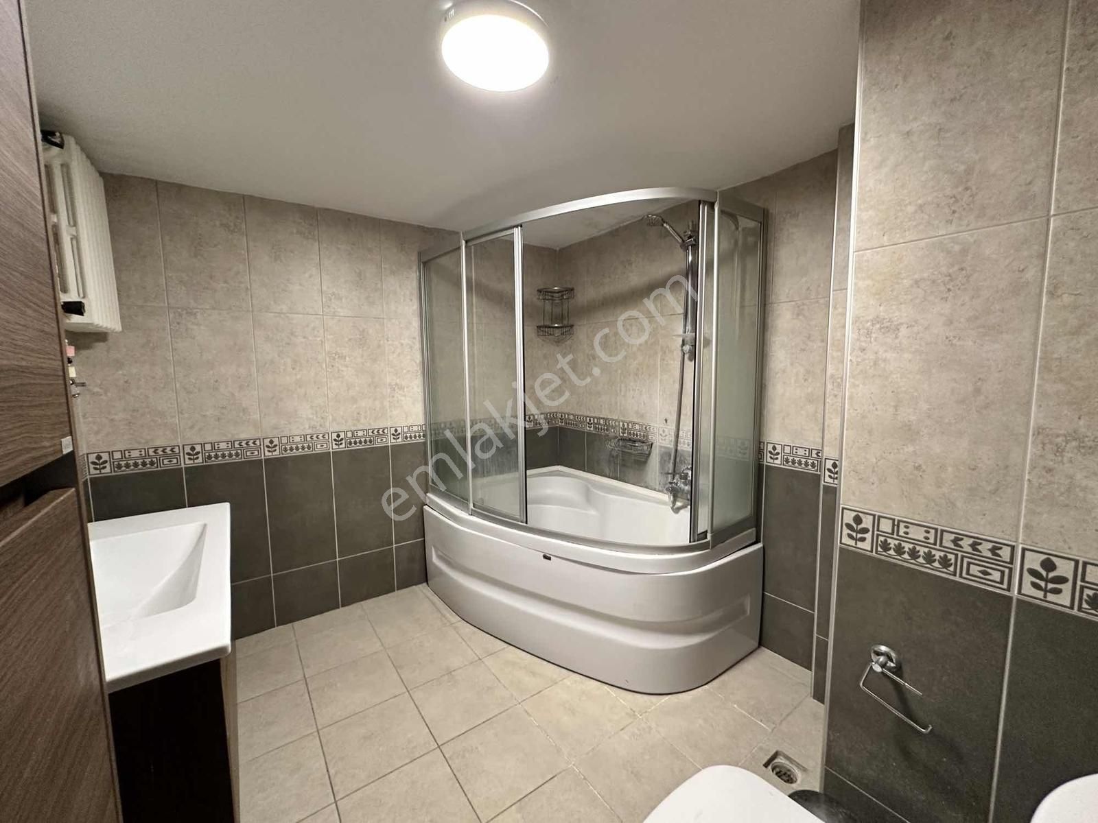 Koşuyolu Sabancı 2 Sitesi Az Katlı,güvenlikli,balkonlu 3+1 - Görsel 21