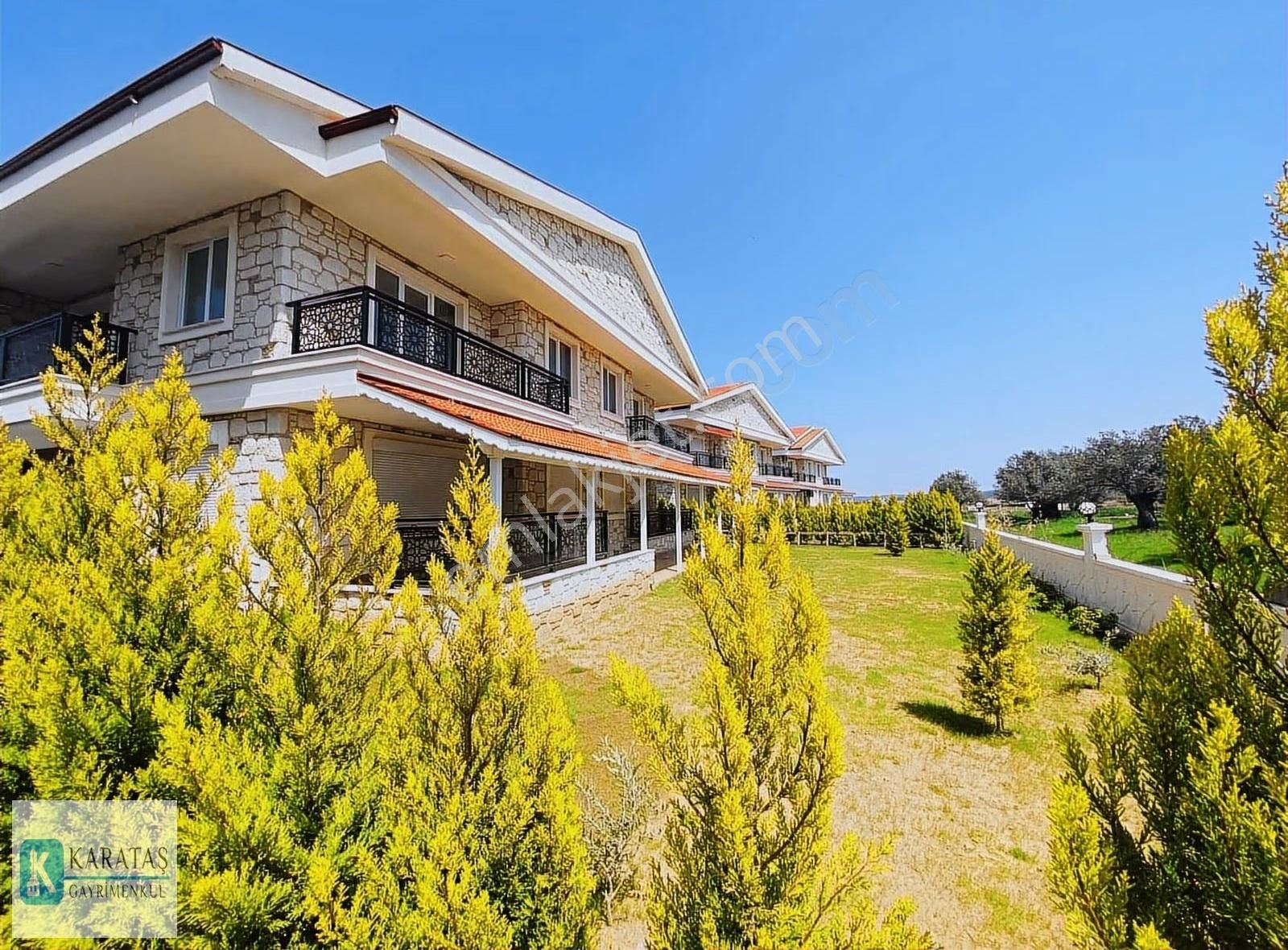 Karataş | Özel Bahçeli Satılık 1+1 Daire Havuzlu Site İçerisinde