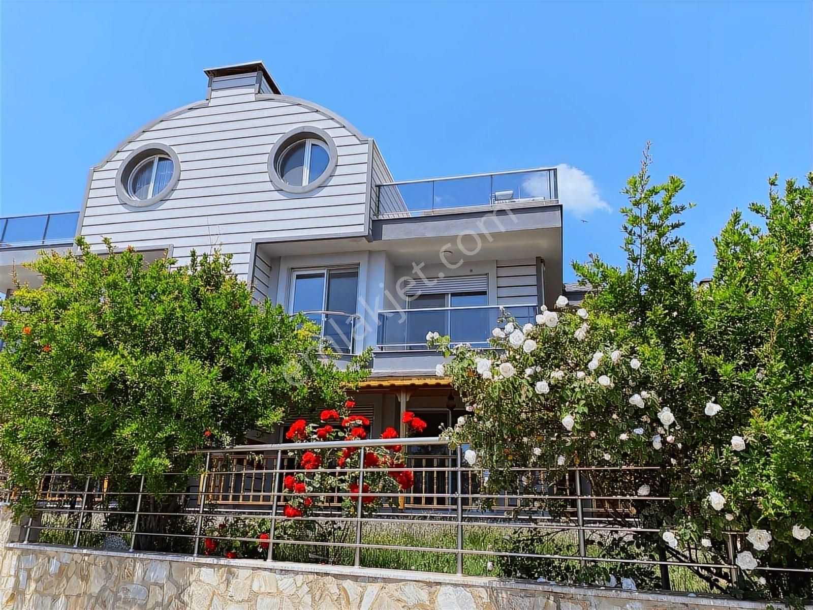 Route 10'dan Dikili Çandarlı'da Satılık Deniz Manzaralı Villa