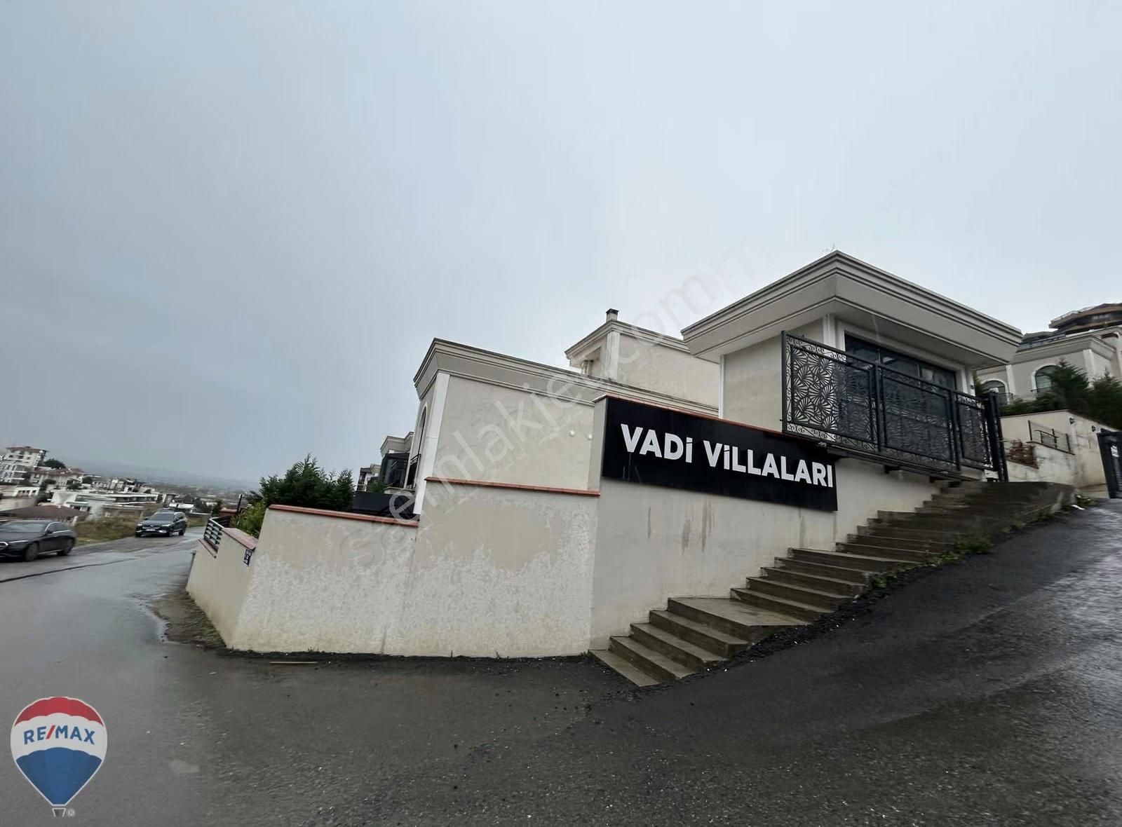 Remax Mavi'den Vadi Villalarında Bahçeli Teraslı 4+1 Villa - Görsel 12