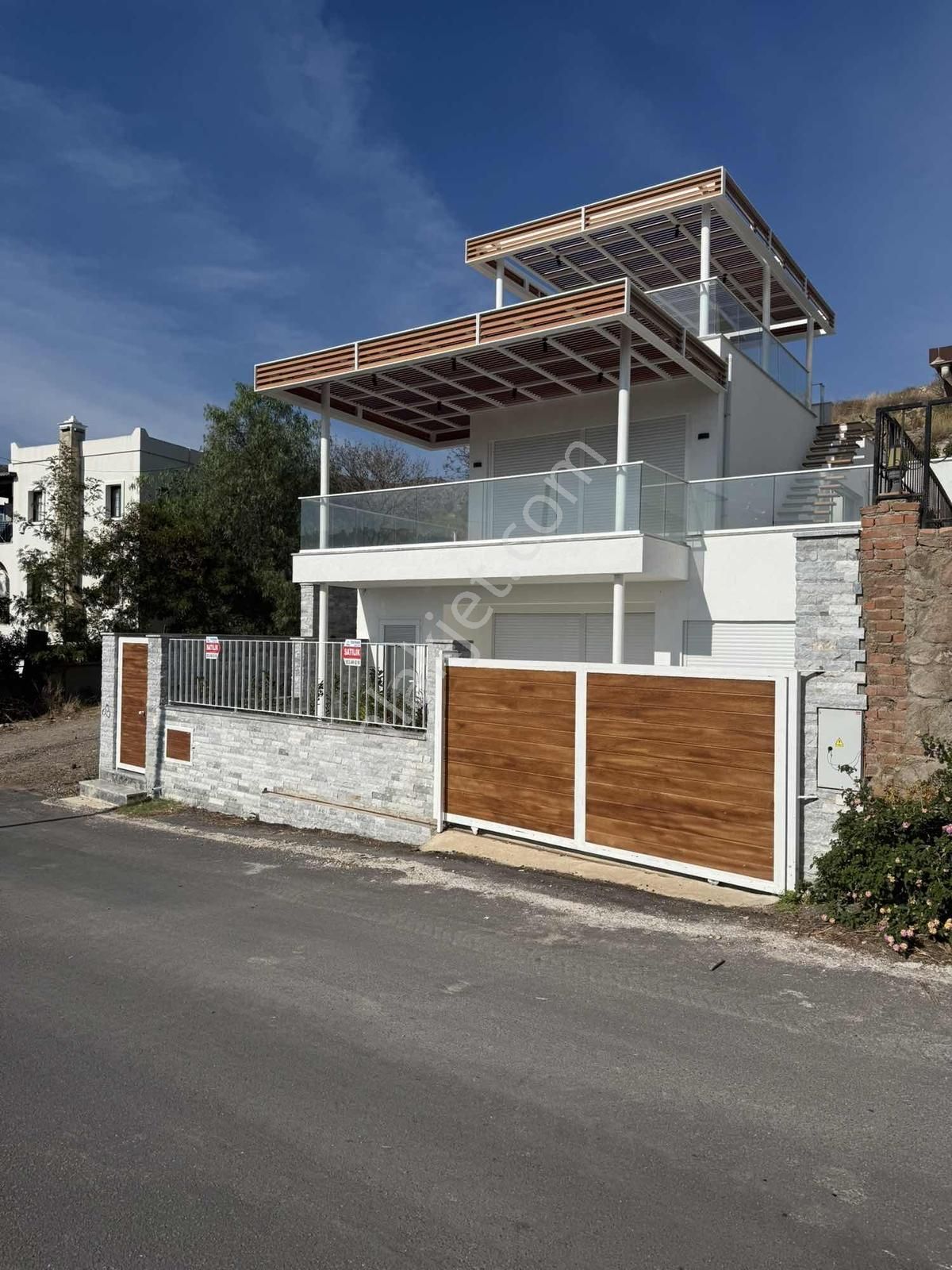 Tayman'dan Akyarlar'da 300 M2 Arsa Müstakil Yeni 4+1 Villa