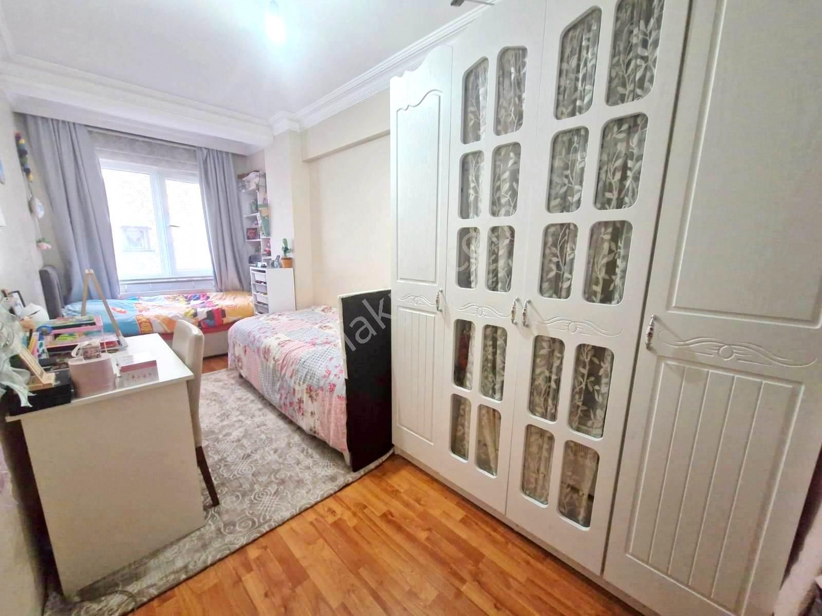 Yıldız Dan Çakmak Durağında Kredili 15 Yıllık 2+1 Geniş Ara Kat Daire - Görsel 4