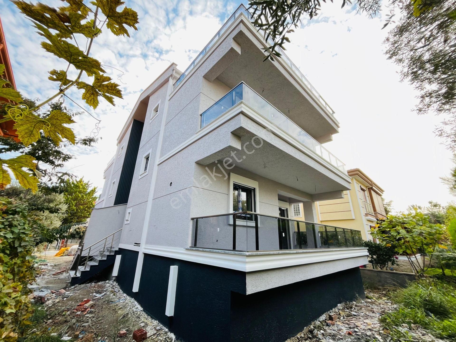 Altınoluk Narlı Bölgesinde Denize 300 Metre 4+1 Bahçeli Yerden Isıtmalı Sıfır Triblex Villa