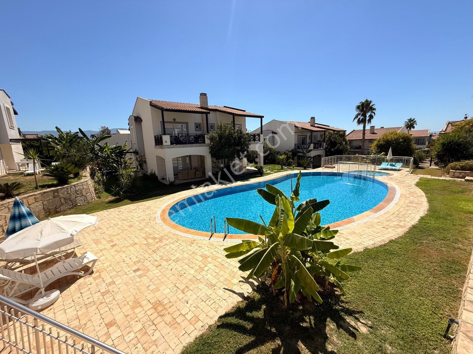 Kuşadası’nda Havuzlu Sitede Satılık Villa