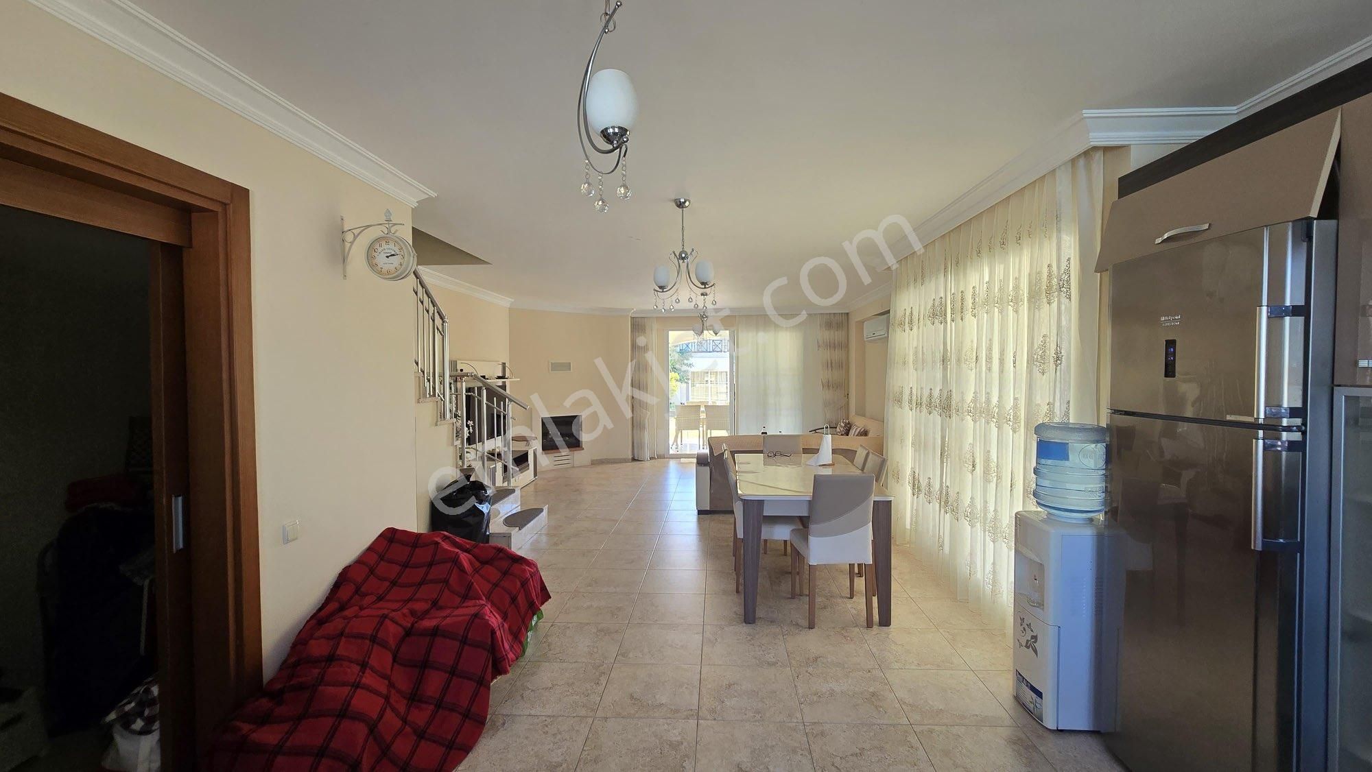 Kuşadası’nda Havuzlu Sitede Satılık Villa - Görsel 6