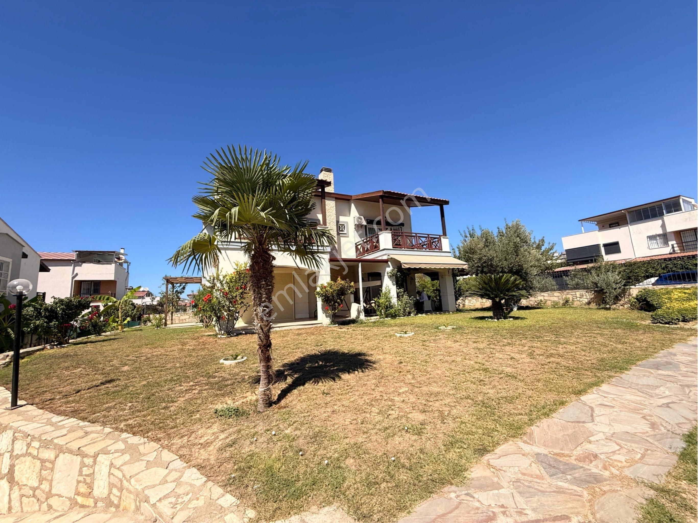 Kuşadası’nda Havuzlu Sitede Satılık Villa - Görsel 3
