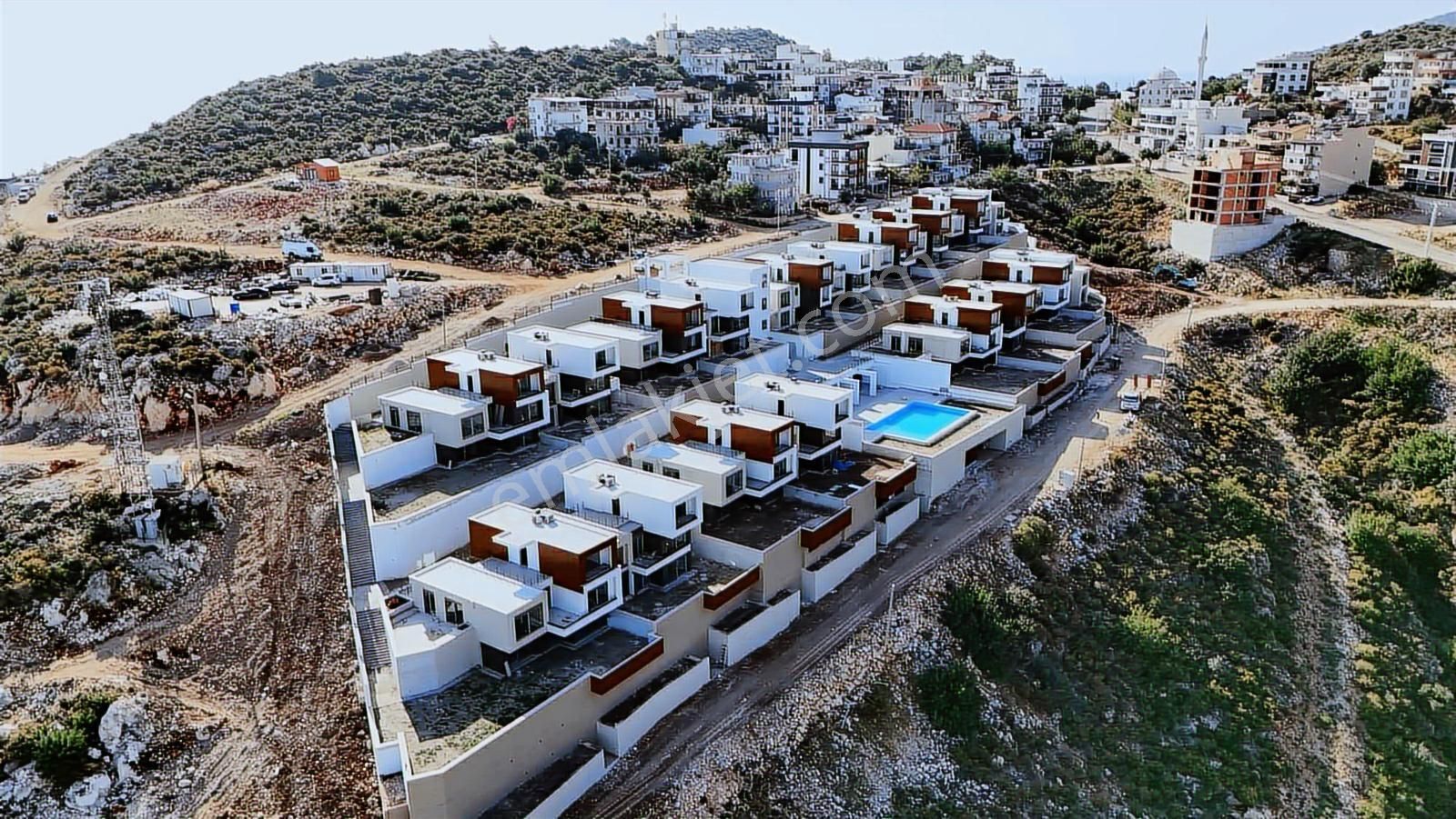 Kayalık Zeminde Ultra Lüks Site İçi Bahçeli 1+1 Satılık Daire