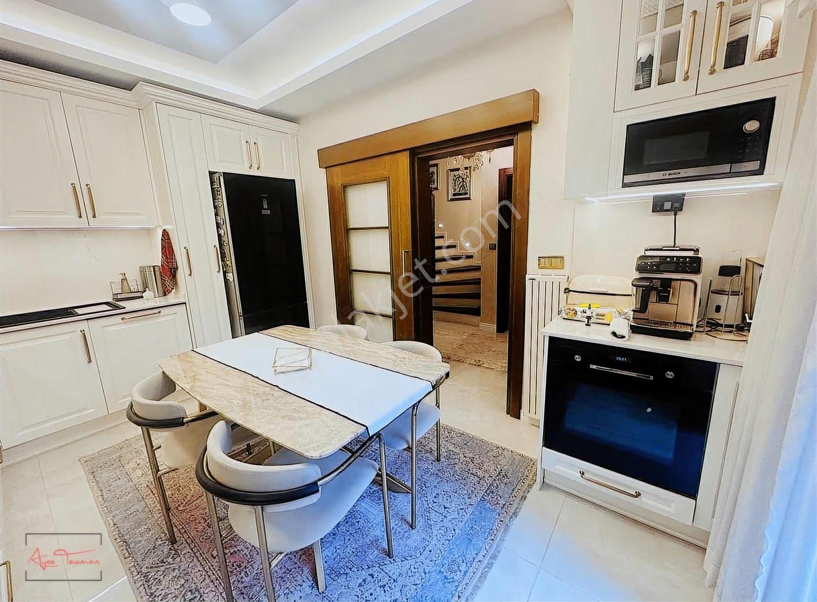 Elit Yaşam Konaklarında Büyük Bahçeli Satılık Villa - Görsel 23