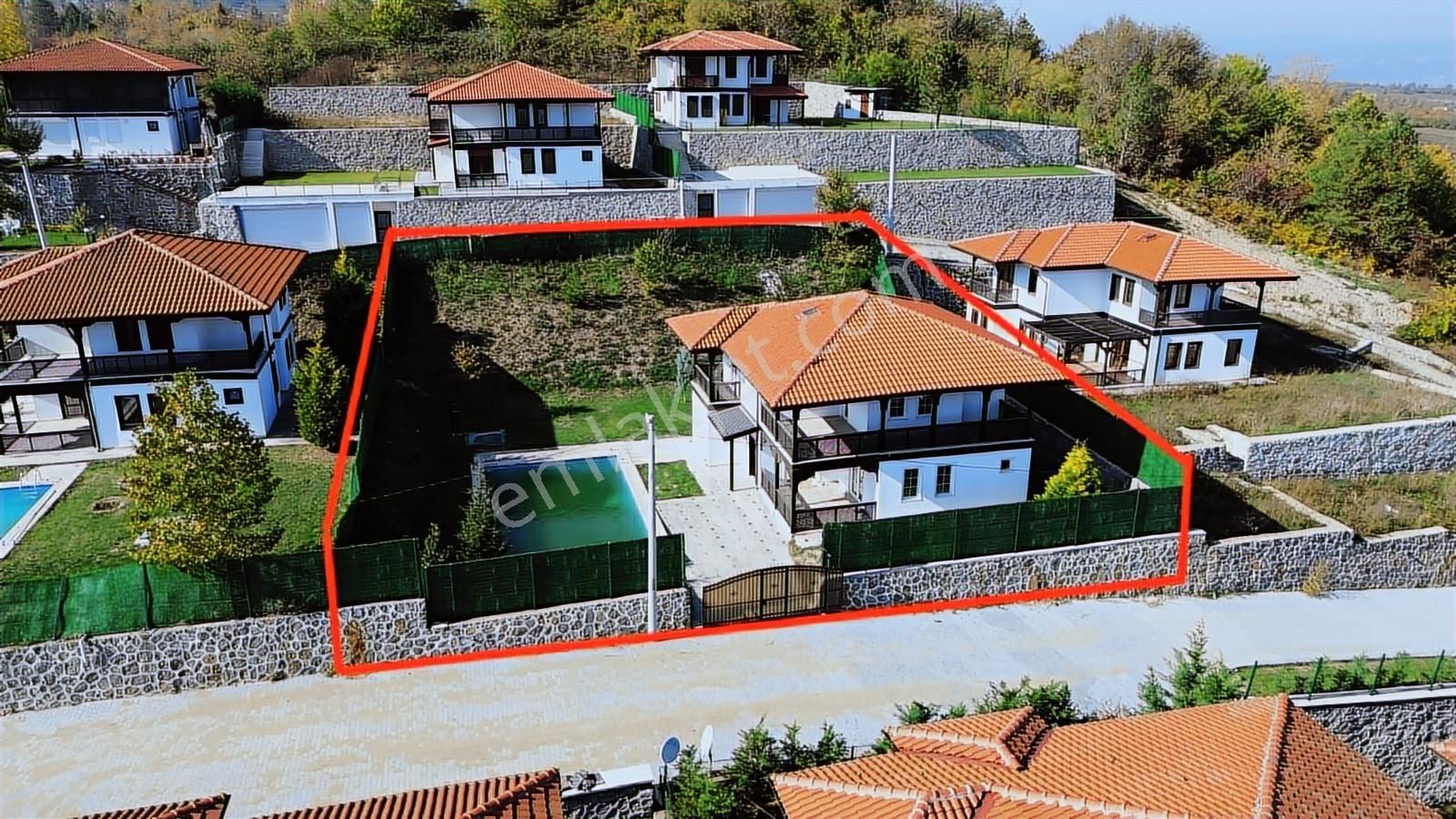 Sapanca Akçayda 953m2 Arsa İçersinde Havuzlu 5+1 Satılık Villa