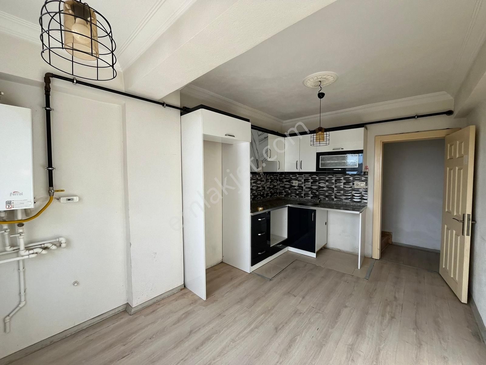 Öz-er Gayrimenkul'den Satılık 1+1 Dublex Daire