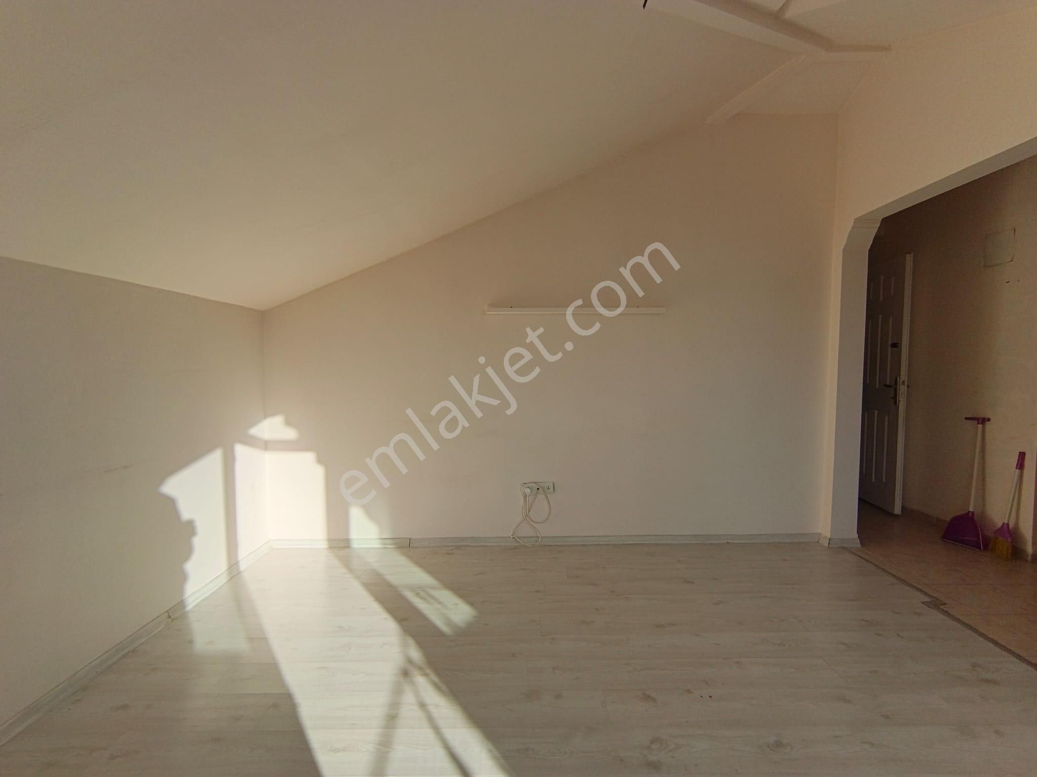 Çekmeköy Mimarsinan Mah Plazalar Durağına Yakın Kiralık 1+1 Çatı Katı Daire - Görsel 4