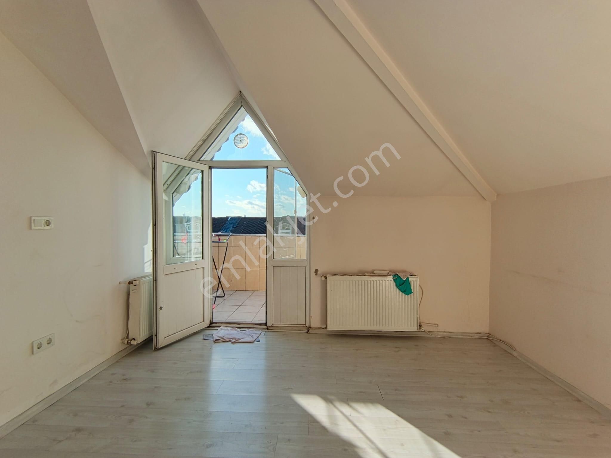 Çekmeköy Mimarsinan Mah Plazalar Durağına Yakın Kiralık 1+1 Çatı Katı Daire - Görsel 2