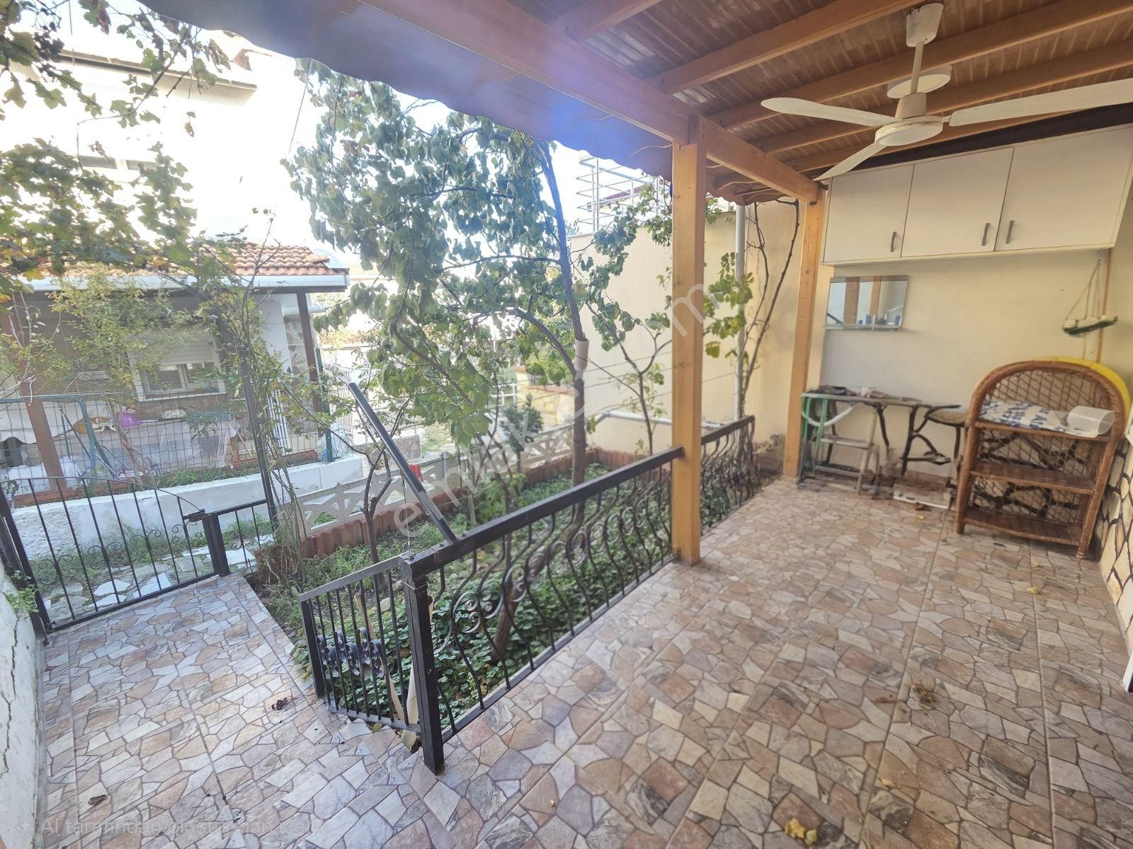 Yenifoça'da Müstakil Bahçeli Deniz Manzaralı 2+1 Dubleks