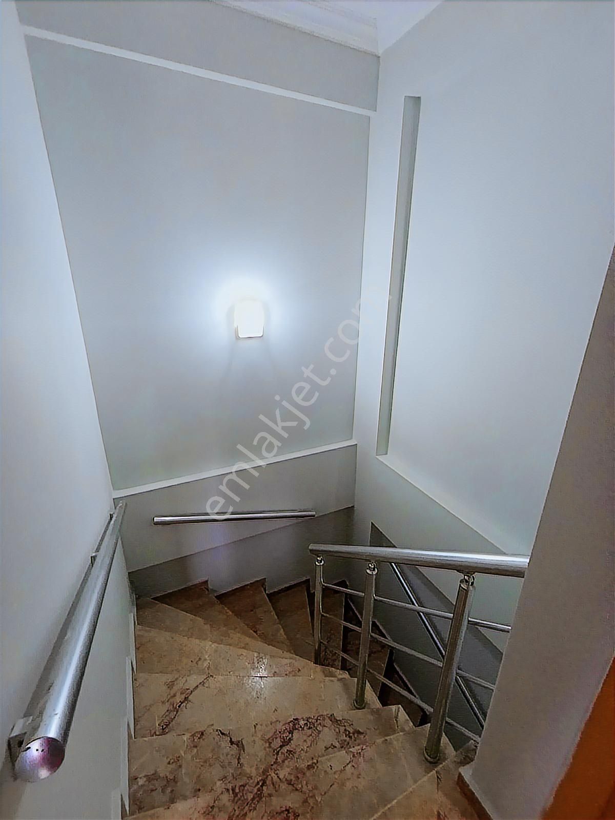 Yenifoça'da Çok İyi Konumda Satılık Eşyalı Dubleks Taş Mesken - Görsel 5