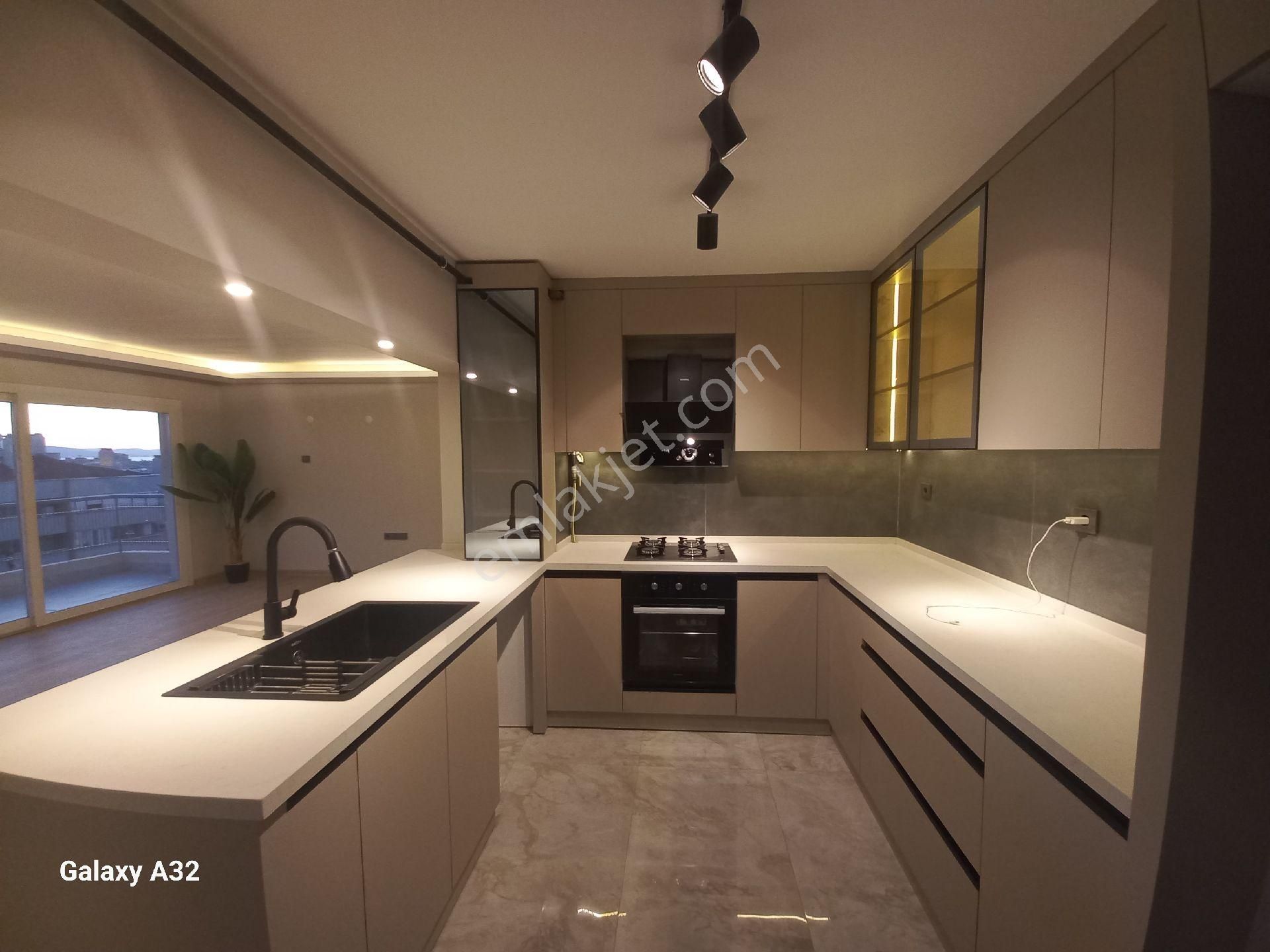 Karşıyaka Ordu Caddesi Üzerinde Satilik Full Tadilatlı Deniz Manzaralı 3+1 Daire - Görsel 14