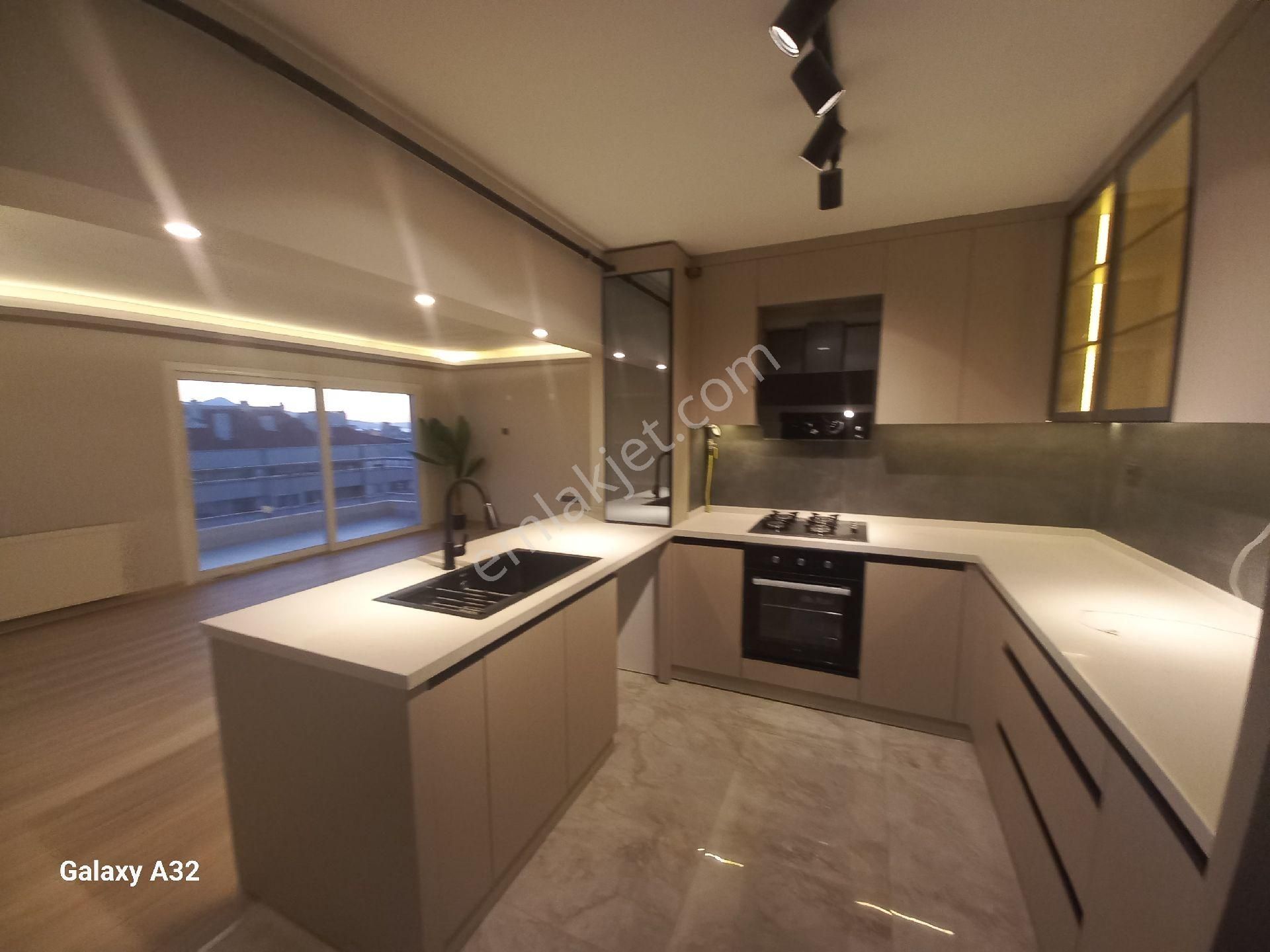 Karşıyaka Ordu Caddesi Üzerinde Satilik Full Tadilatlı Deniz Manzaralı 3+1 Daire - Görsel 3