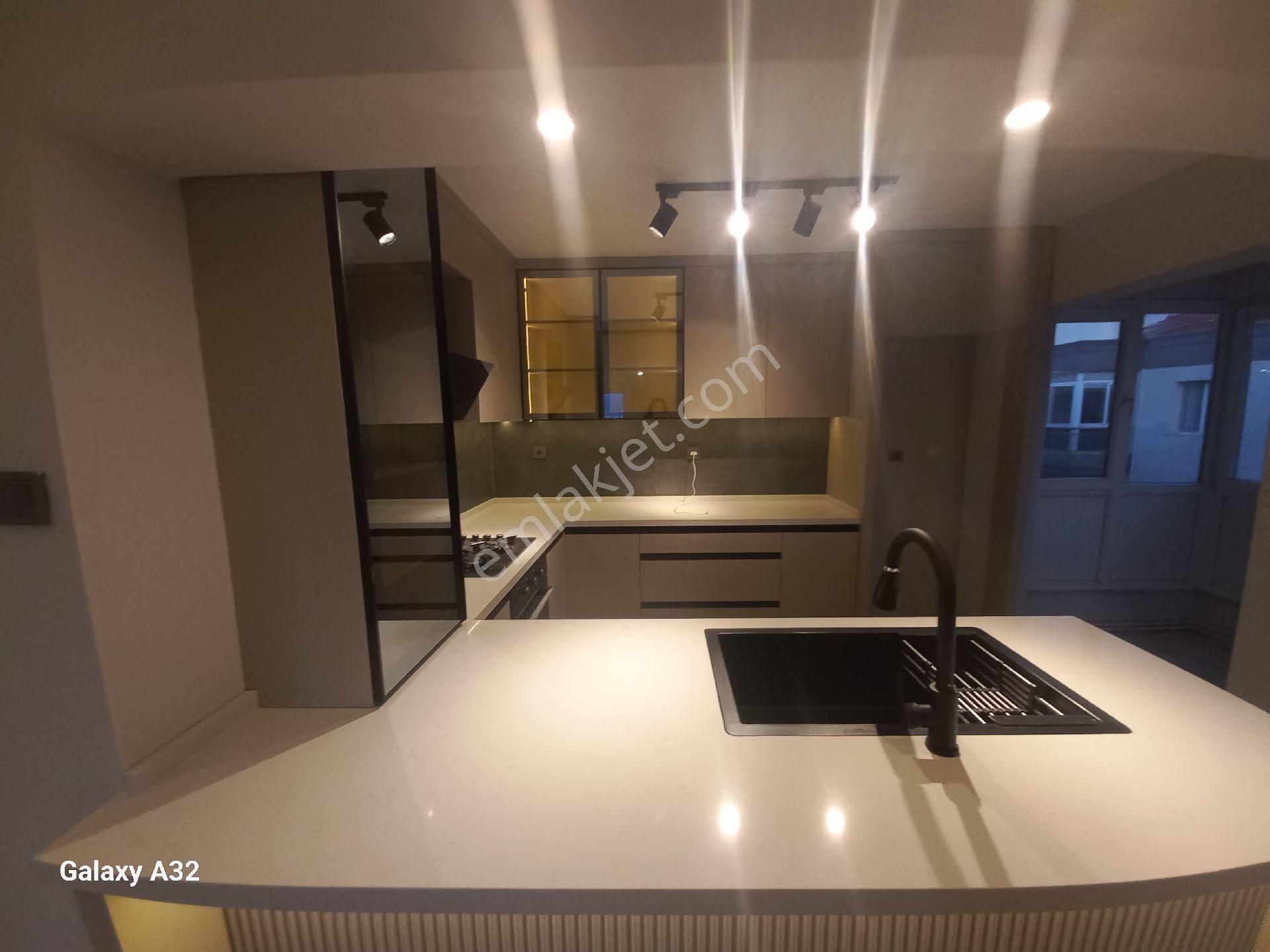 Karşıyaka Ordu Caddesi Üzerinde Satilik Full Tadilatlı Deniz Manzaralı 3+1 Daire - Görsel 8