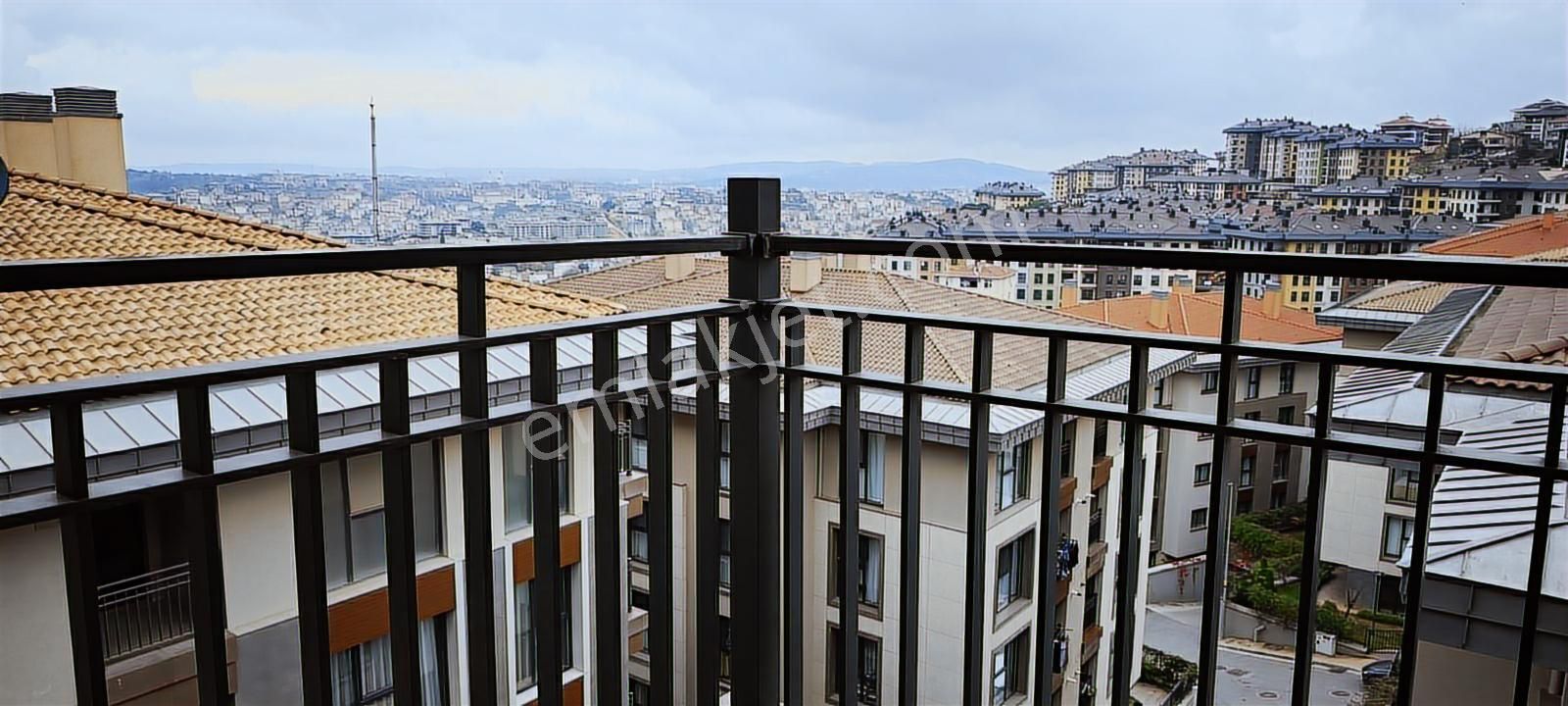 Eles Gayrimenkulden Kiralık Ebeveyn Banyolu En Üst Kat 2+1 Daire