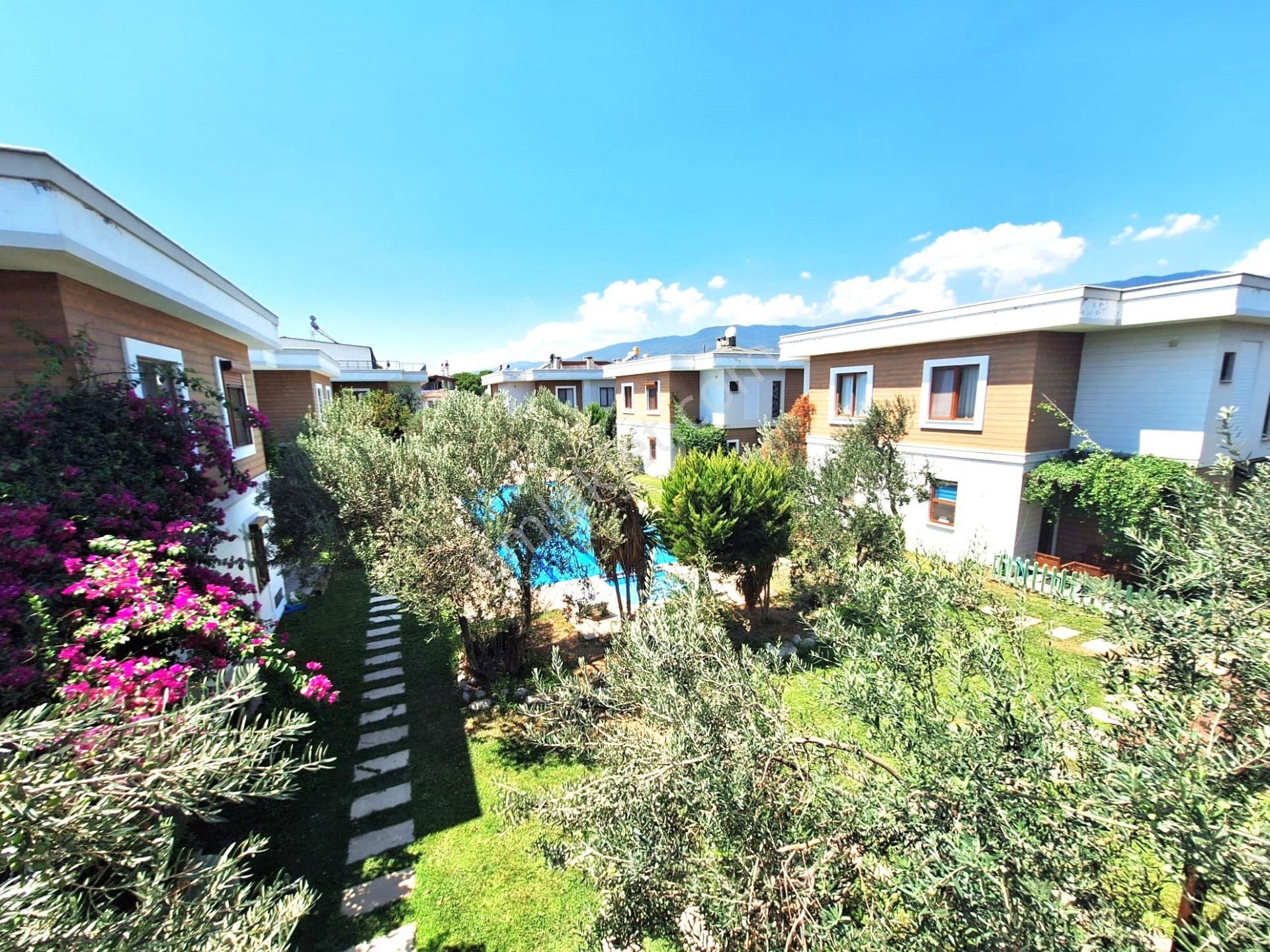 Aygül'den Güre'de Butik Site İçerisinde Geniş Bahçeli Havuzlu Denize Yakın Fırsat 3+1 Satılık Villa