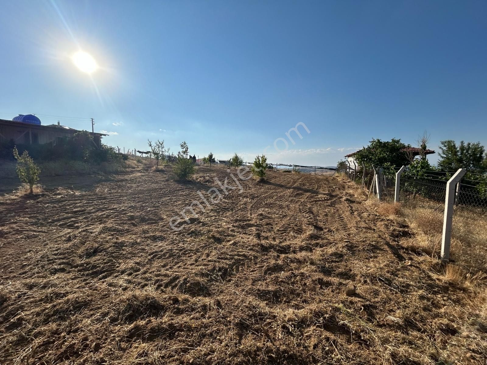 Tapulu Etrafı Çevrili Konteyner Ve Su Tankı Var - Görsel 7