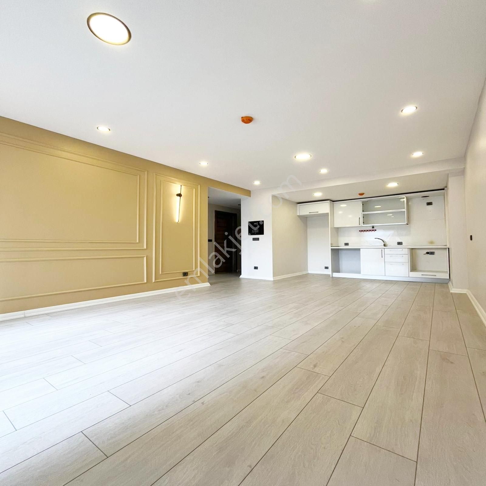 Metrobüse Yakın Lüks Site İçinde Havuz Cephe 1+1 Satılık Daire