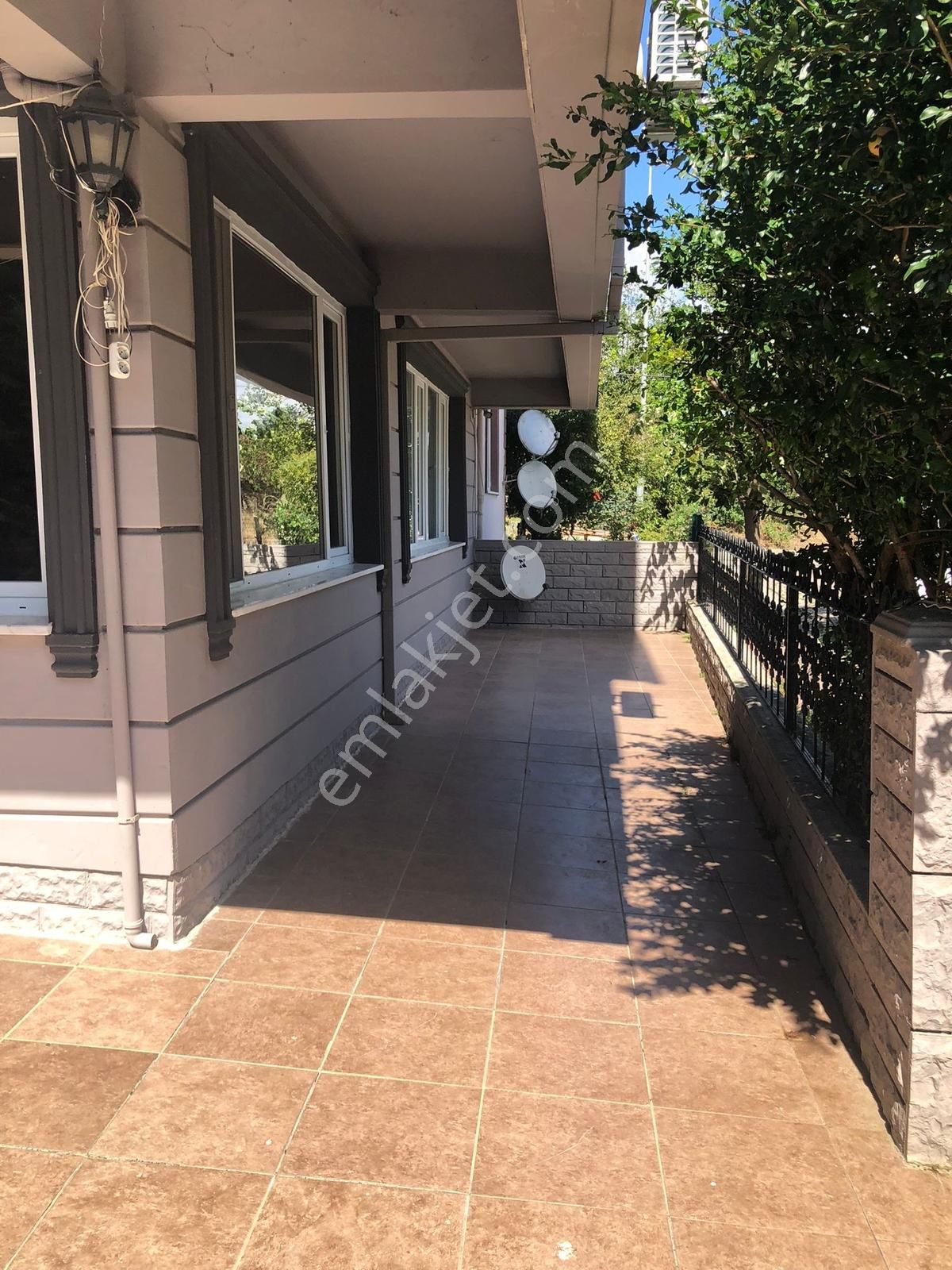 Silivri'de Geniş 1+1 Bahçe Katı, Yola Ve Sahile Yakın