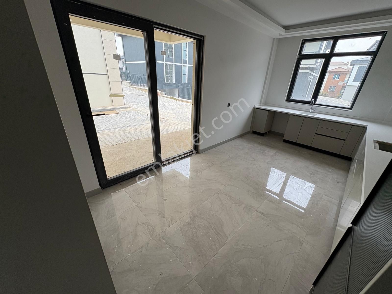 Sym'den Bağlıca Mh Ebeveny B. Giyinme Odalı 3+1 Villa