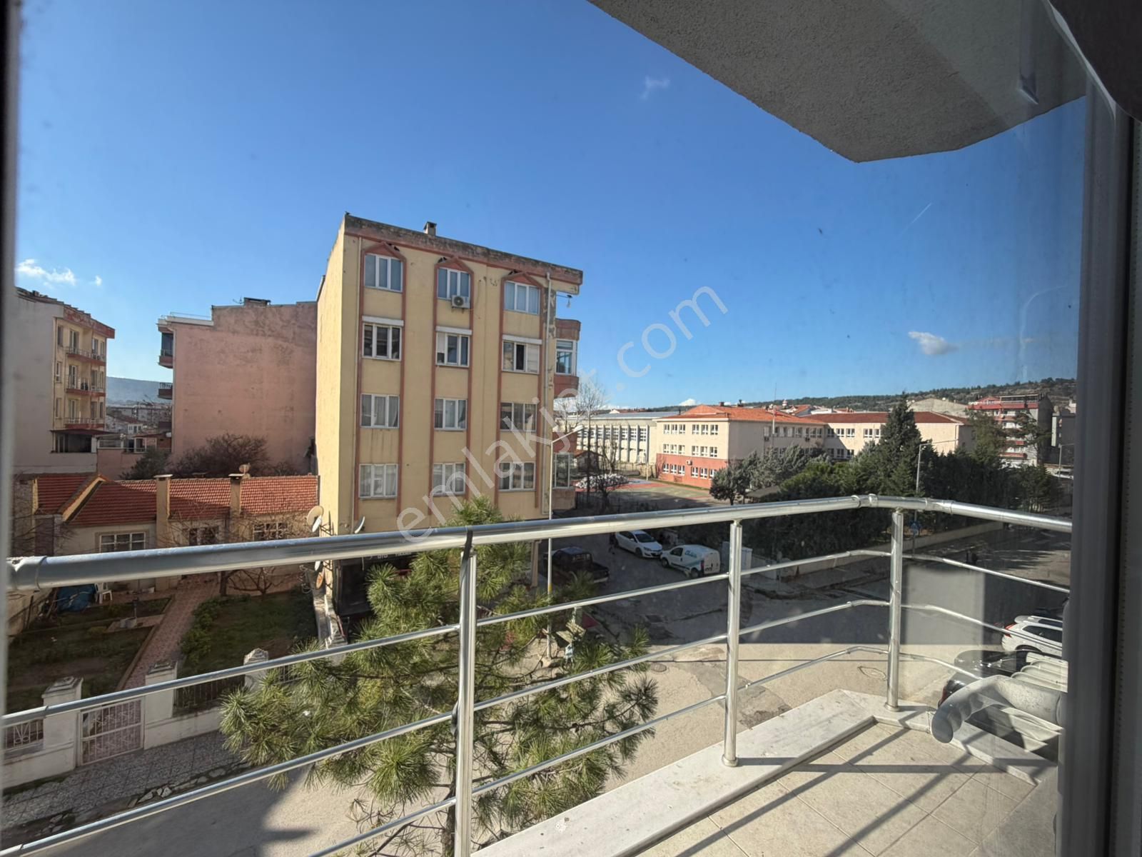 Eceabat’ta Boğaz Manzaralı Bakımlı Kaloriferli 2+1 Kiralık Daire - Görsel 3