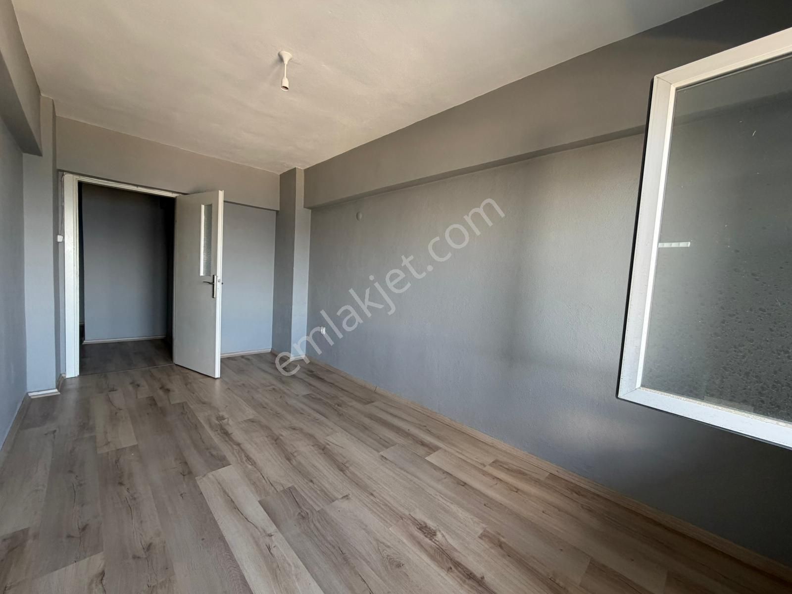 Eceabat’ta Boğaz Manzaralı Bakımlı Kaloriferli 2+1 Kiralık Daire - Görsel 13