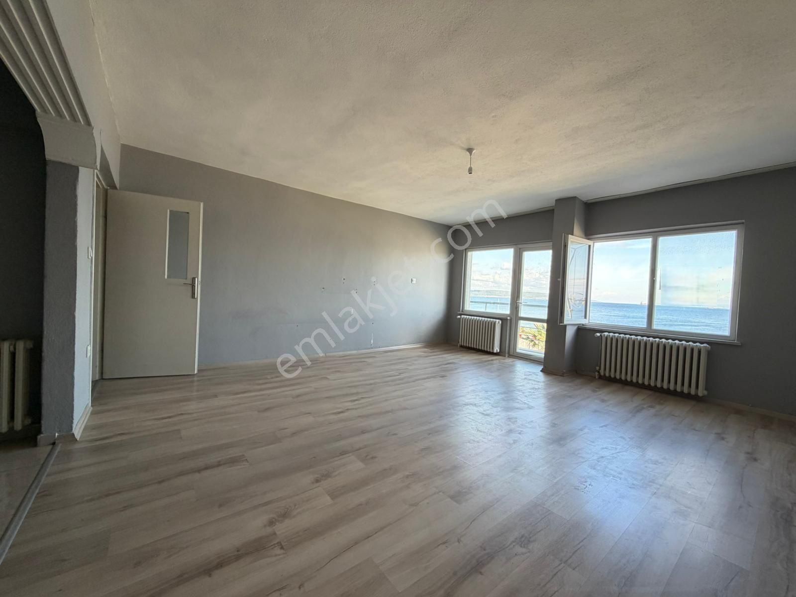 Eceabat’ta Boğaz Manzaralı Bakımlı Kaloriferli 2+1 Kiralık Daire - Görsel 5