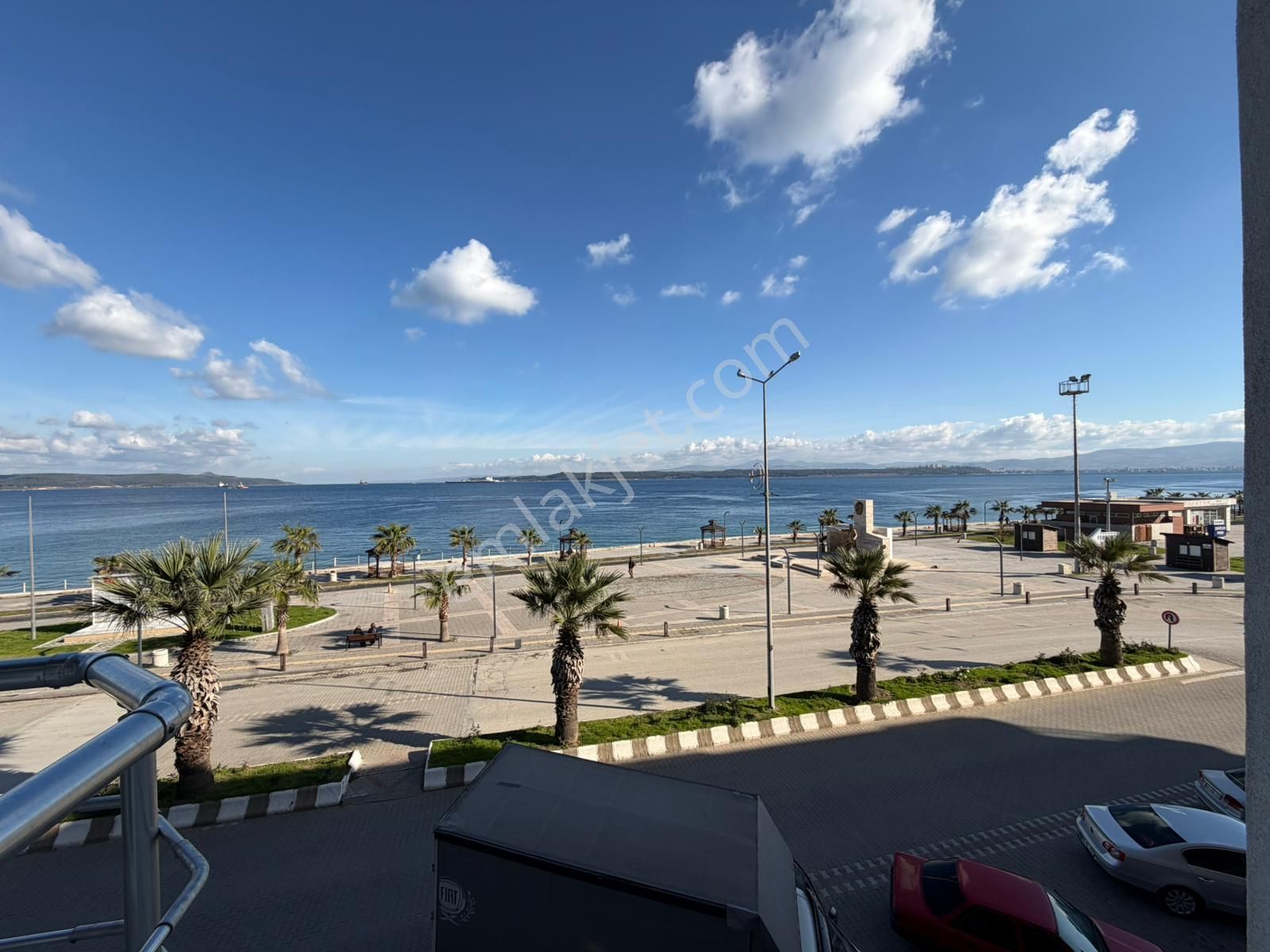 Eceabat’ta Boğaz Manzaralı Bakımlı Kaloriferli 2+1 Kiralık Daire