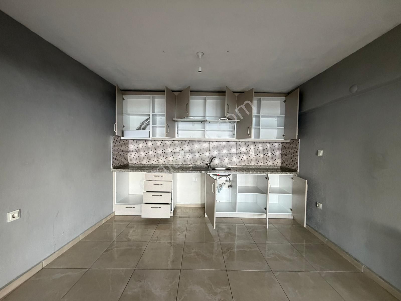 Eceabat’ta Boğaz Manzaralı Bakımlı Kaloriferli 2+1 Kiralık Daire - Görsel 9