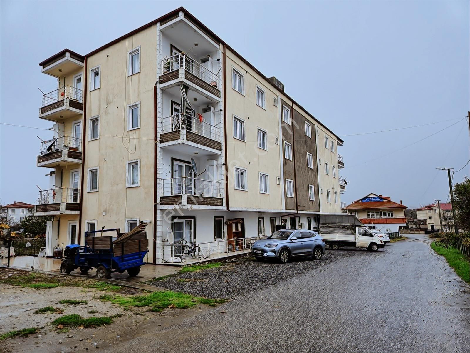 Realty World'dan Kocaali Ağalarda Açık Otoparklı 80m2 Arakat 2+1