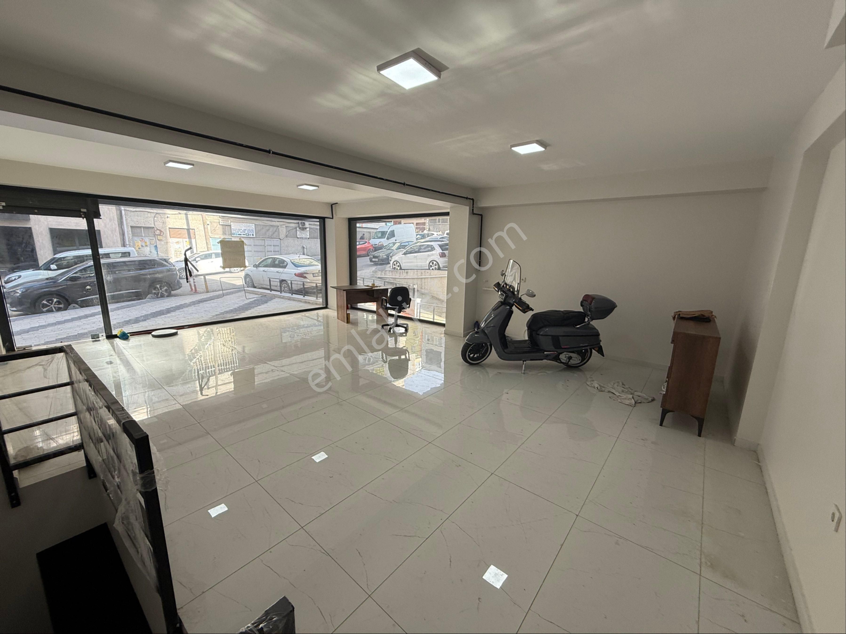 Hürriyet Mahallesinde 110 M2 Depolu Kiralık Sıfır Dükkan