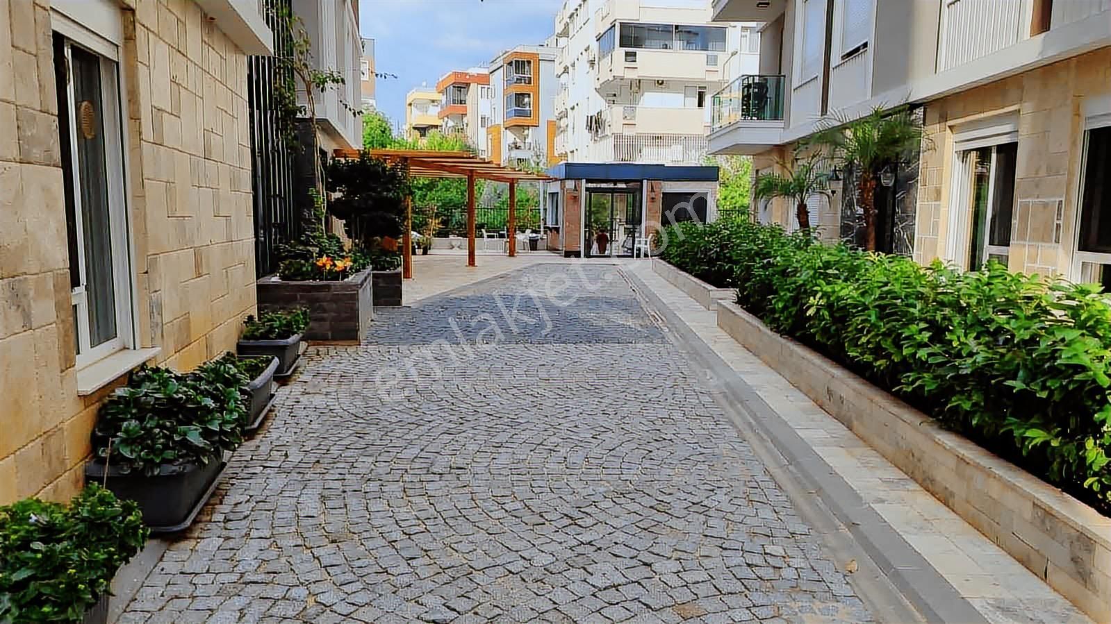 Bölgenin En Sakin Sitesinde 3+1 - Görsel 15