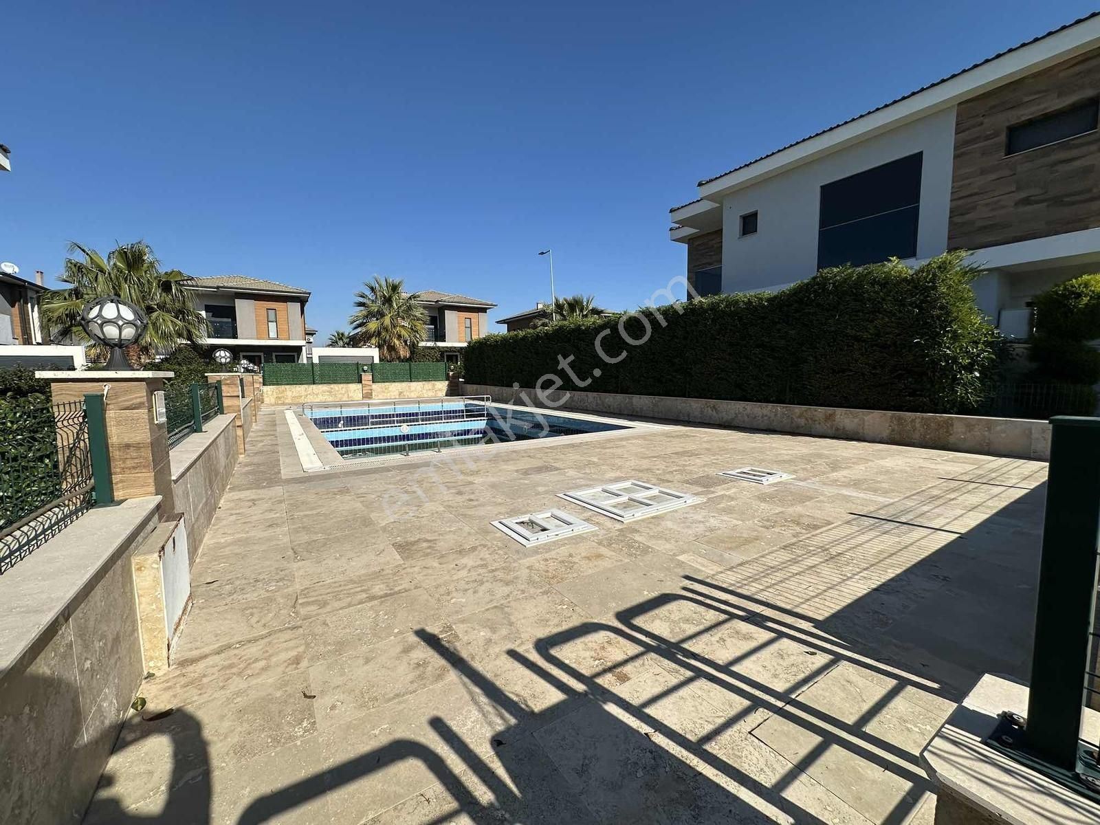 Kuşadası Davutlar Sahili Geniş Bahçeli Eşyalı Satılık Villa - Görsel 30