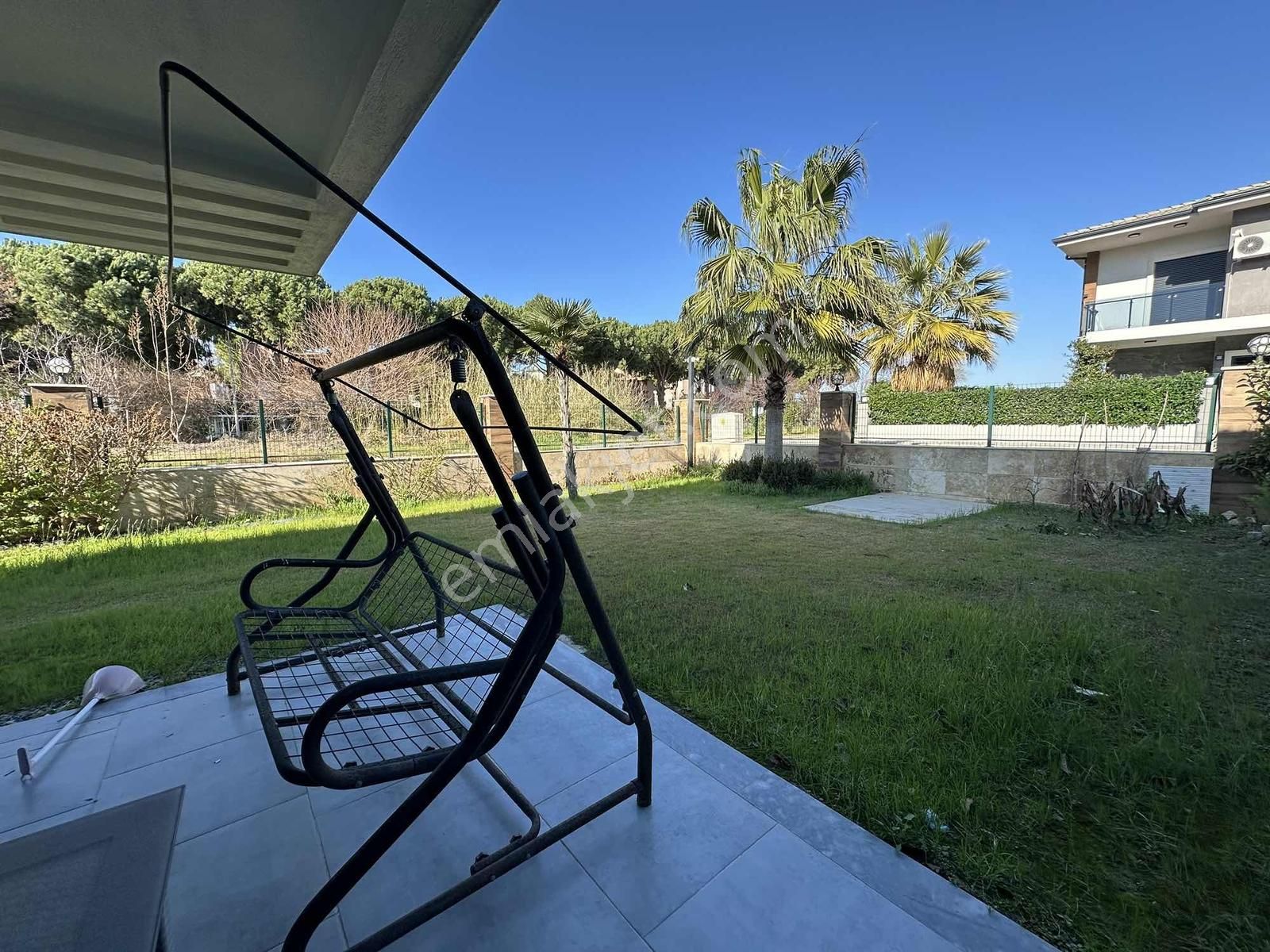 Kuşadası Davutlar Sahili Geniş Bahçeli Eşyalı Satılık Villa - Görsel 22