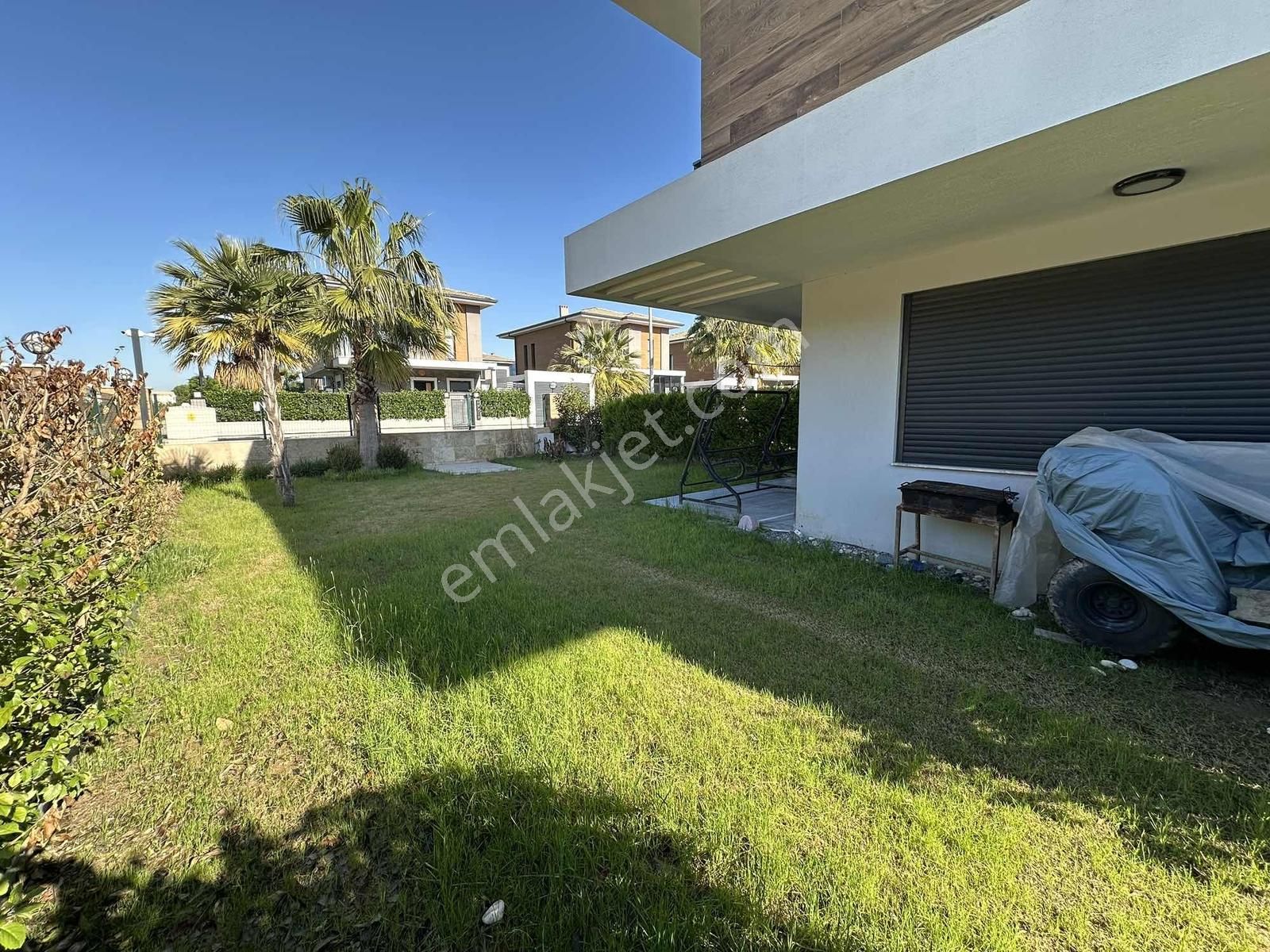 Kuşadası Davutlar Sahili Geniş Bahçeli Eşyalı Satılık Villa - Görsel 11