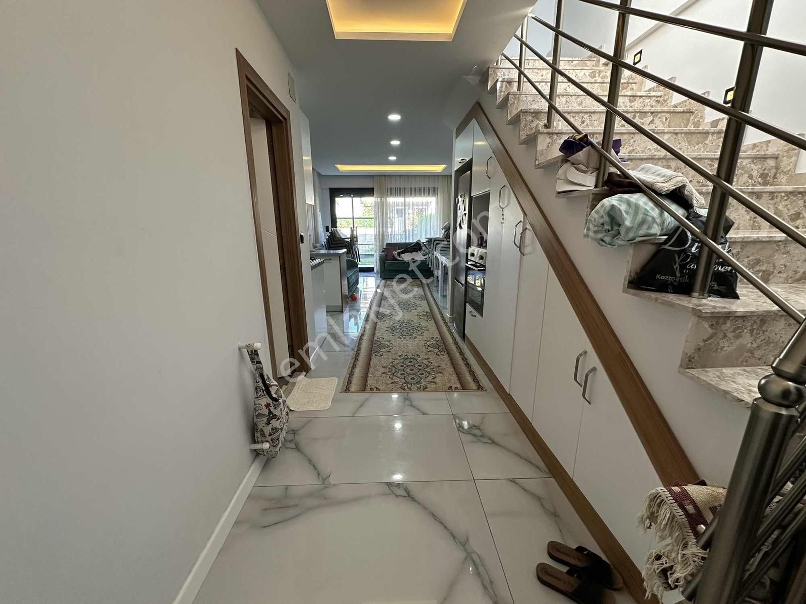 Kuşadası Davutlar Sahili Geniş Bahçeli Eşyalı Satılık Villa - Görsel 27