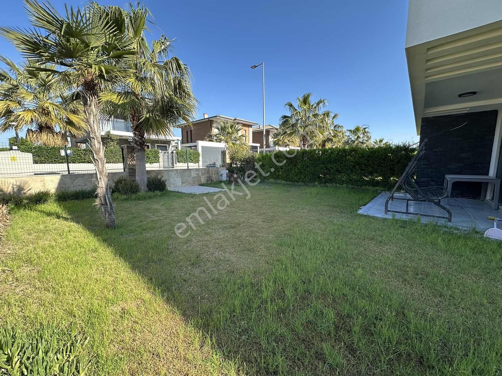 Kuşadası Davutlar Sahili Geniş Bahçeli Eşyalı Satılık Villa - Görsel 25