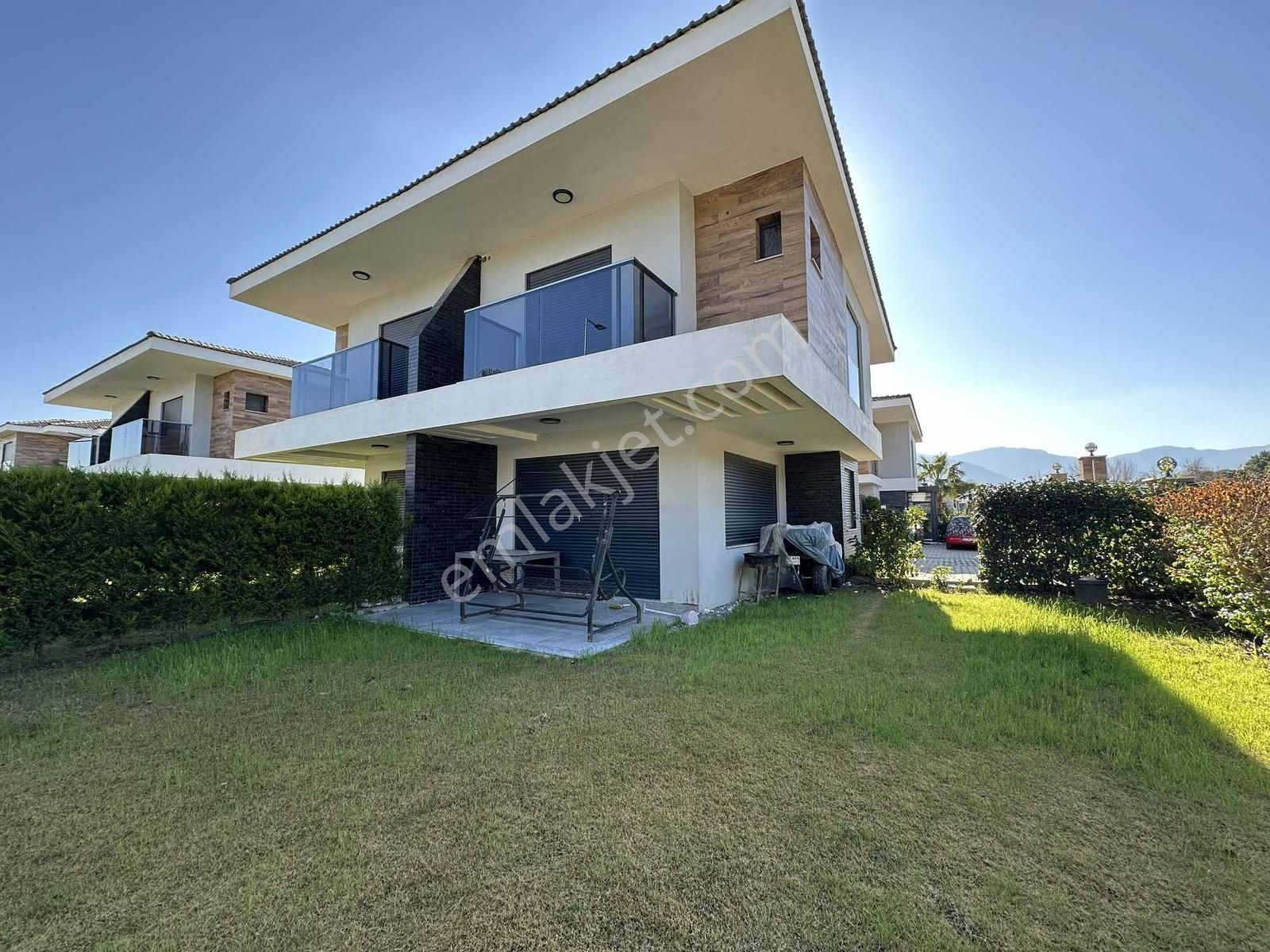 Kuşadası Davutlar Sahili Geniş Bahçeli Eşyalı Satılık Villa