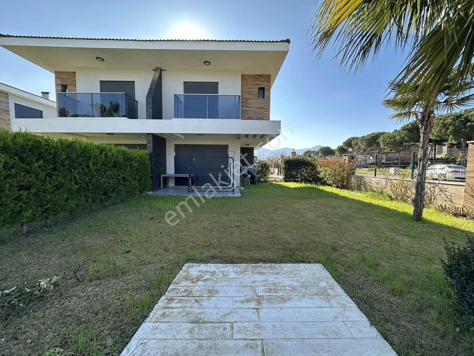 Kuşadası Davutlar Sahili Geniş Bahçeli Eşyalı Satılık Villa - Görsel 24