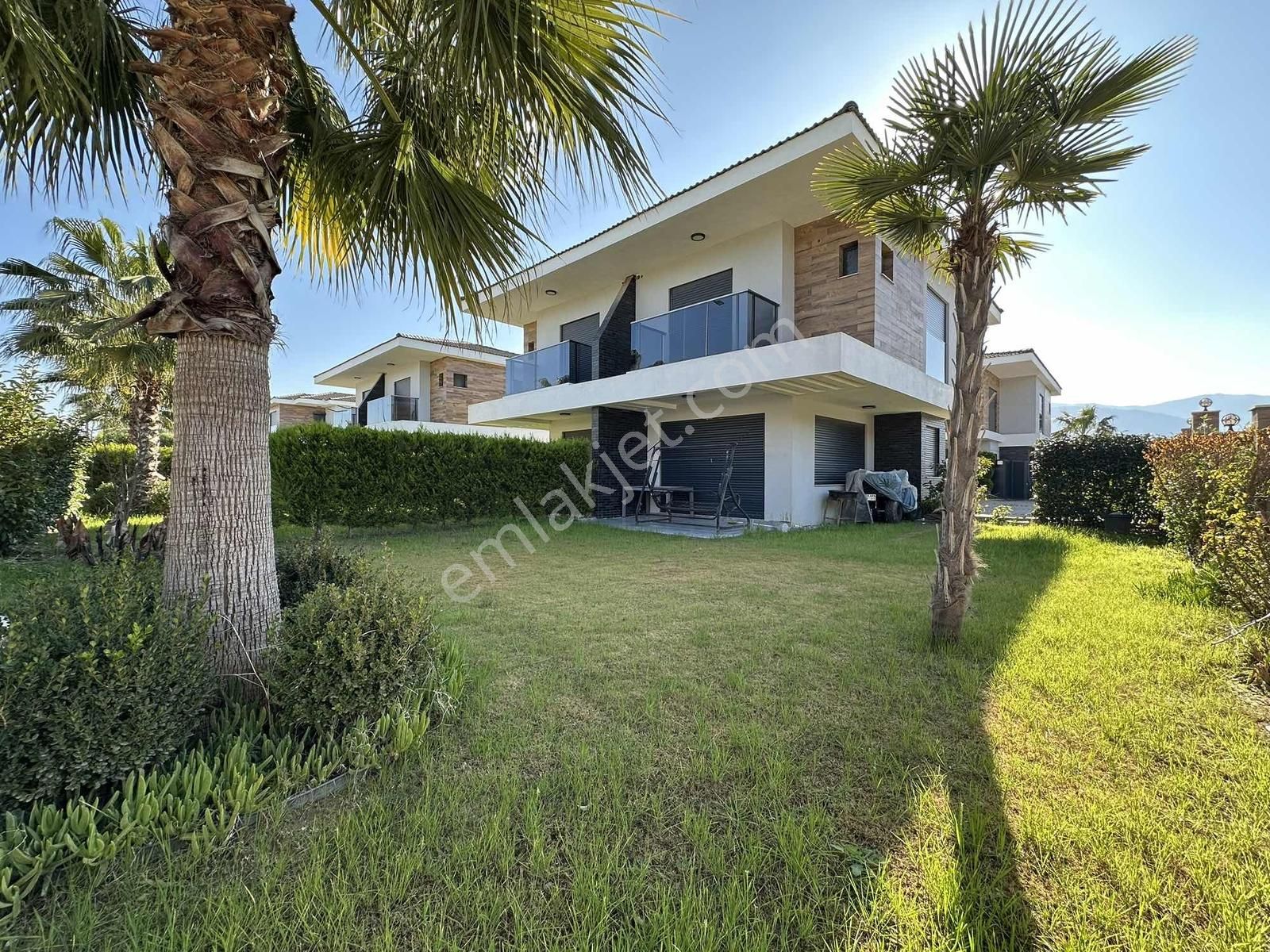 Kuşadası Davutlar Sahili Geniş Bahçeli Eşyalı Satılık Villa - Görsel 23