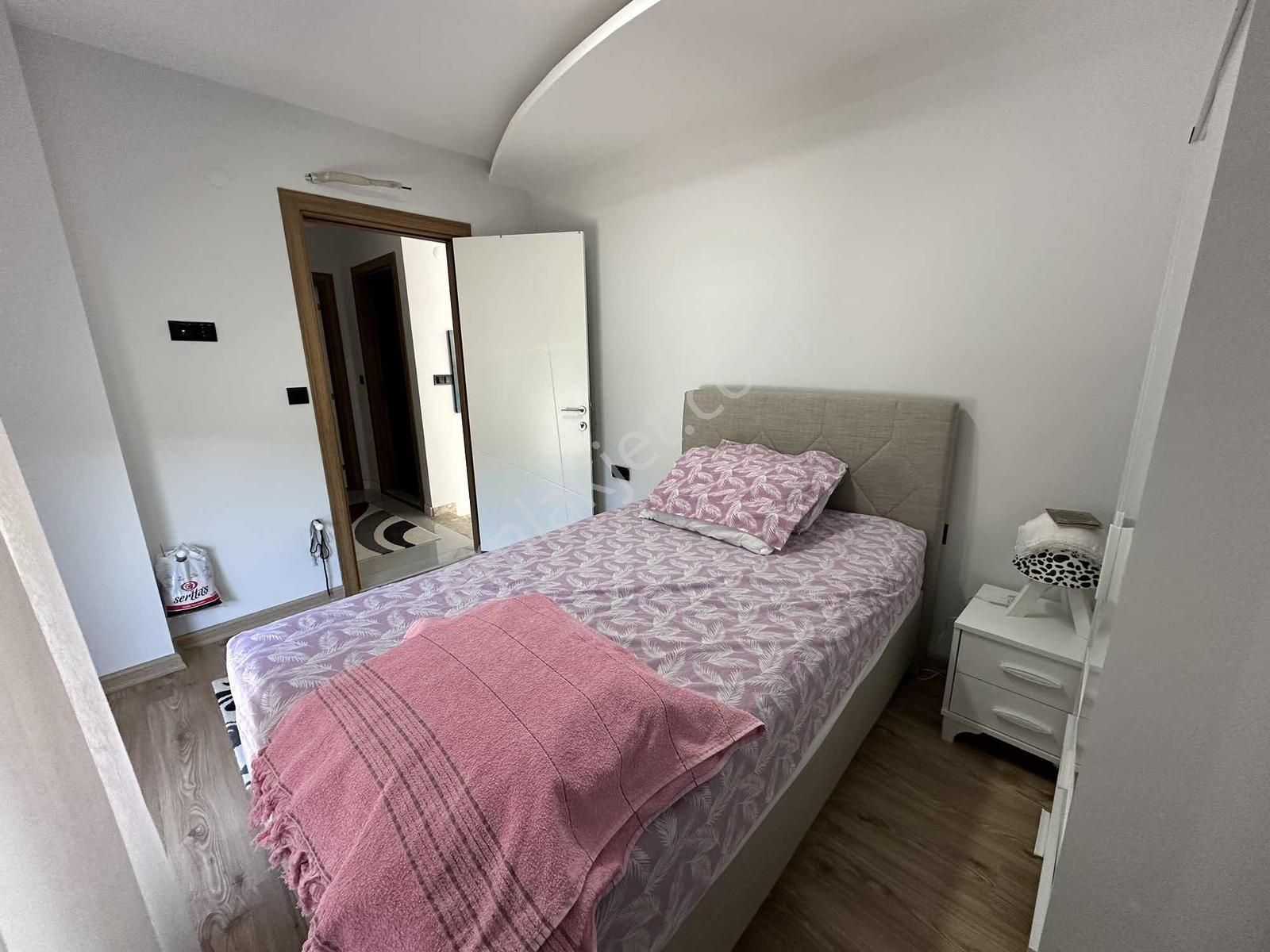 Kuşadası Davutlar Sahili Geniş Bahçeli Eşyalı Satılık Villa - Görsel 19