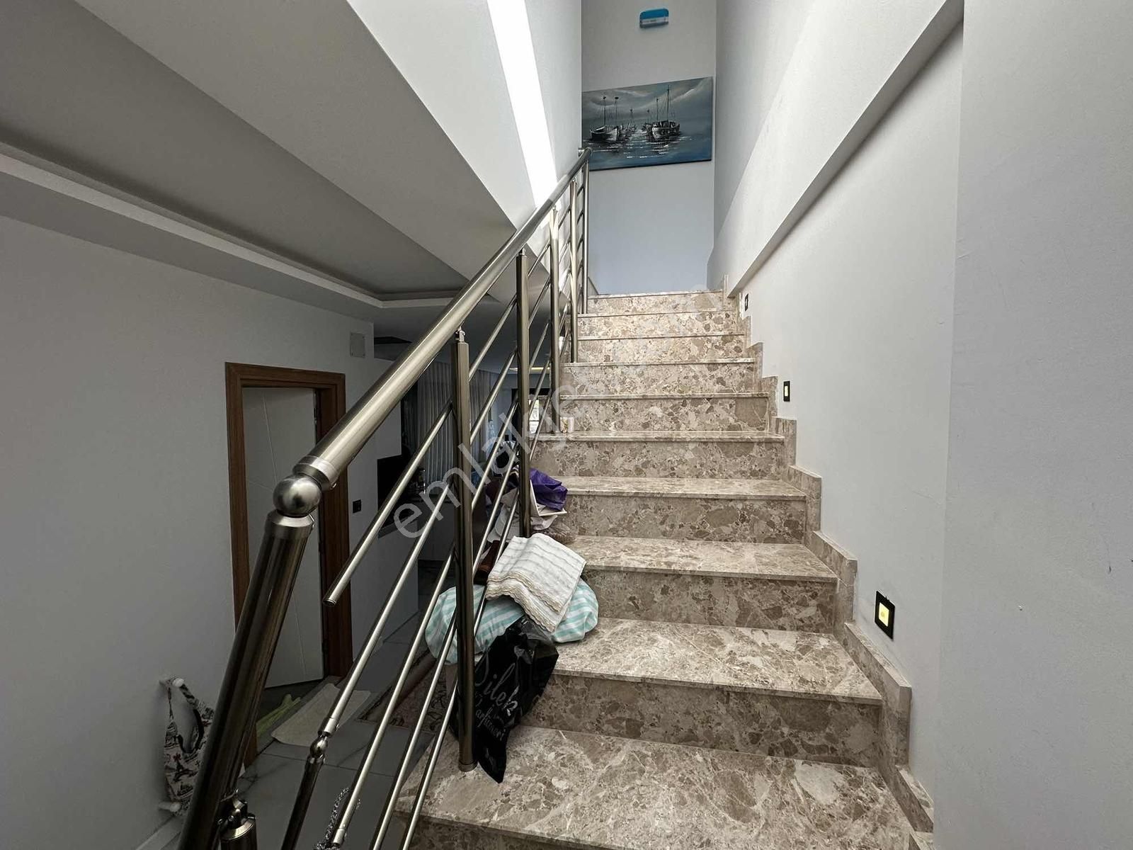 Kuşadası Davutlar Sahili Geniş Bahçeli Eşyalı Satılık Villa - Görsel 18