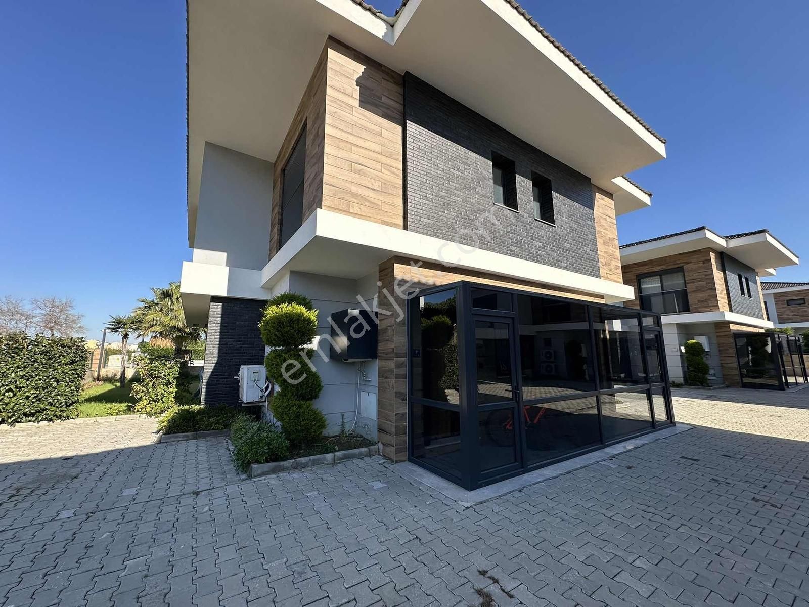 Kuşadası Davutlar Sahili Geniş Bahçeli Eşyalı Satılık Villa - Görsel 17