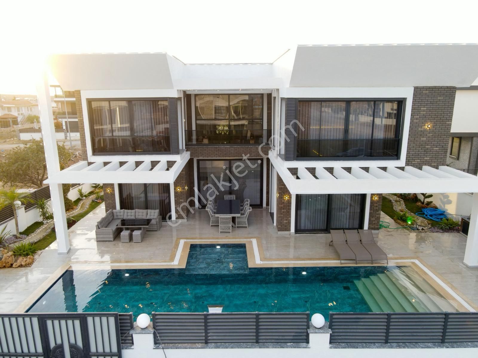 Didim Efeler Mah. 500 M2 Arsa İçinde 5+1 Ful Eşyalı Akıllı Sistemli Jakuzili Tam Müstakil Villamız - Görsel 4