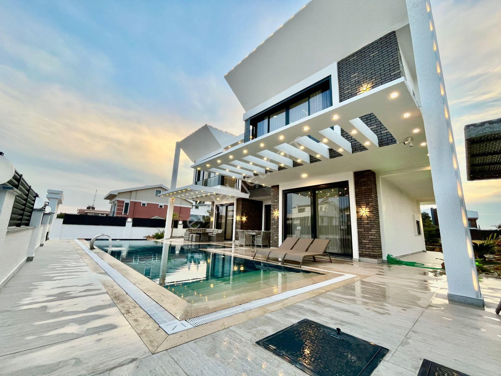 Didim Efeler Mah. 500 M2 Arsa İçinde 5+1 Ful Eşyalı Akıllı Sistemli Jakuzili Tam Müstakil Villamız